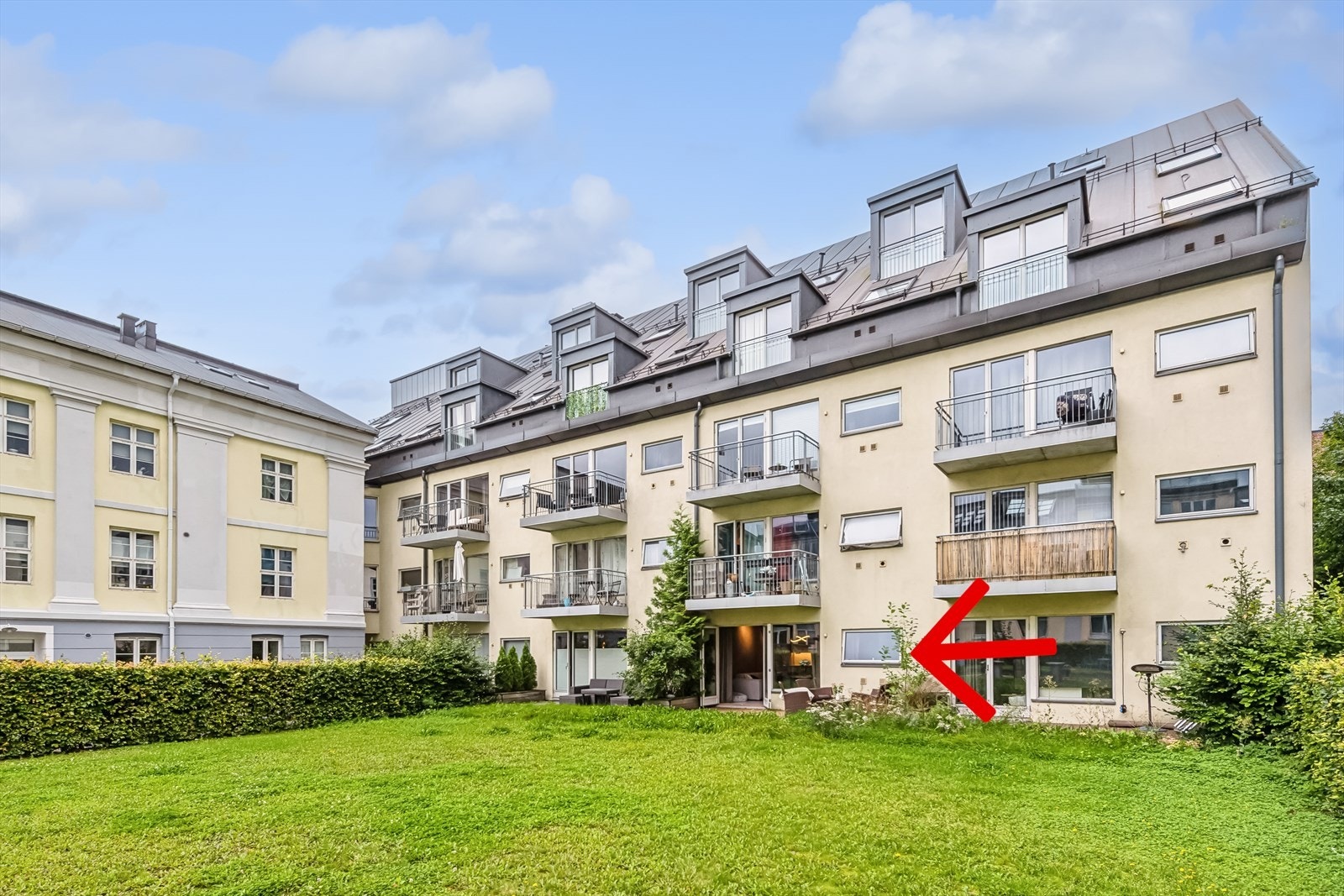 Fra plattingen er det enkel adkomst til fellesområdene da den er etablert med åpen løsning mot hageområdet. Galleribilde