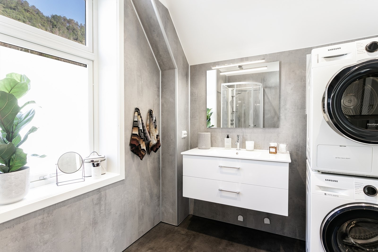 Moderne bad med varme i gulv og innfelt spottbelysning. Galleribilde