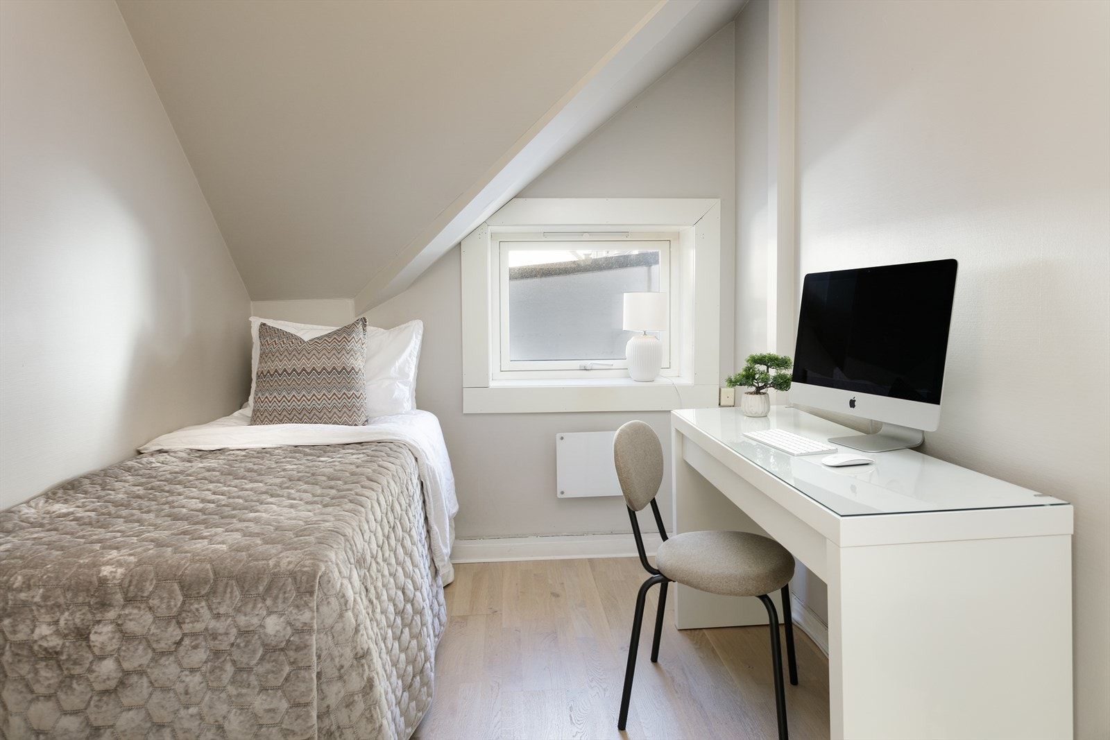 Soverom nr. 2 passer perfekt som kontor eller gjesterom/barnerom. Galleribilde