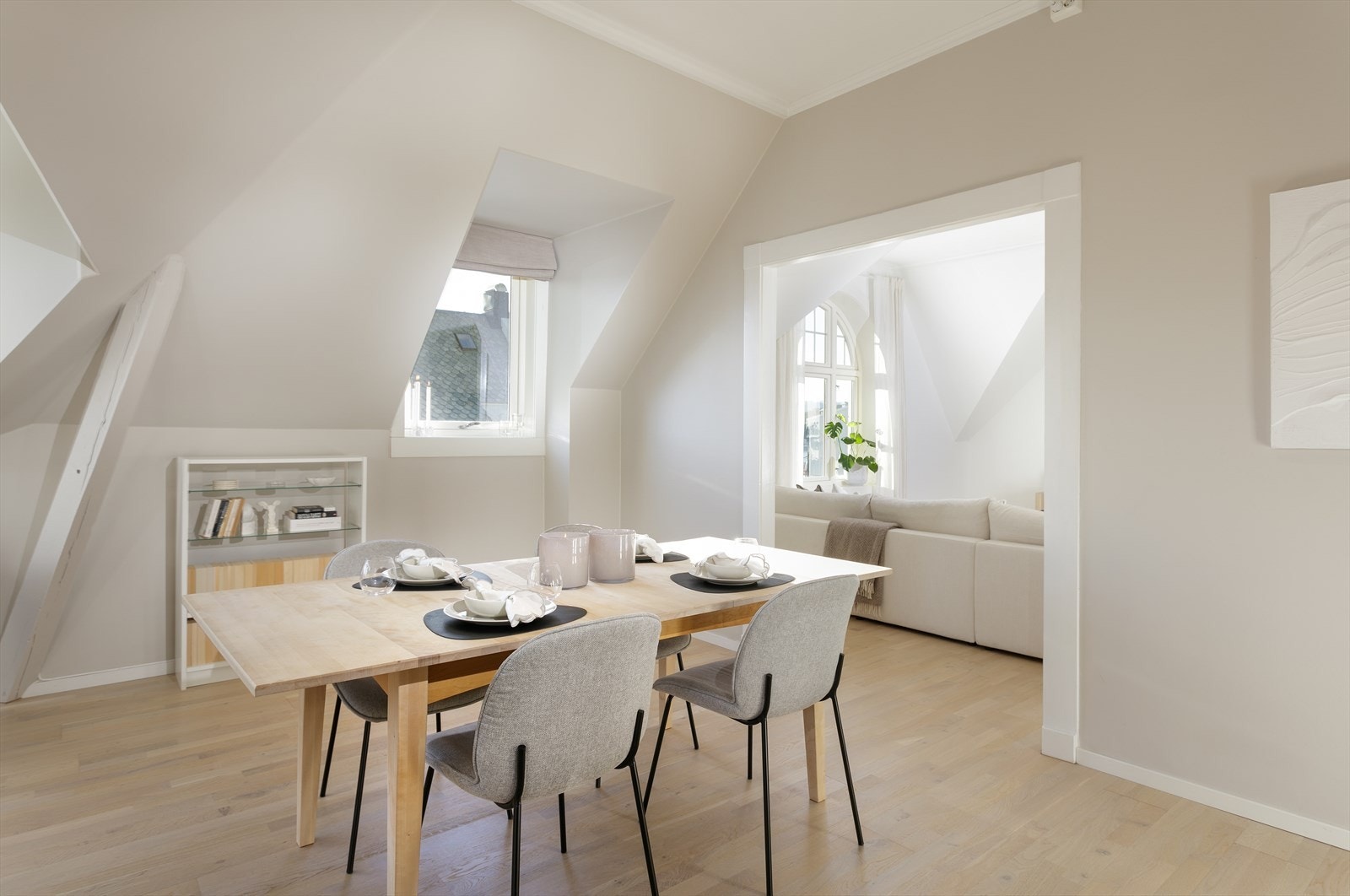 Fra stuen er det direkte tilkomst til spisestue med god plass til spisebord. Galleribilde