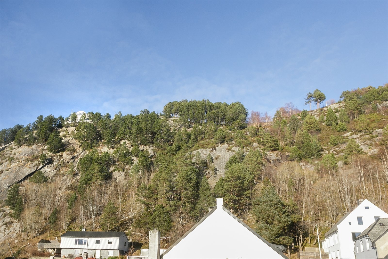 Fra boligen er det nydelige turstier som blant annet tar deg til Fjellstua og Aksla utkikkspunkt. Galleribilde