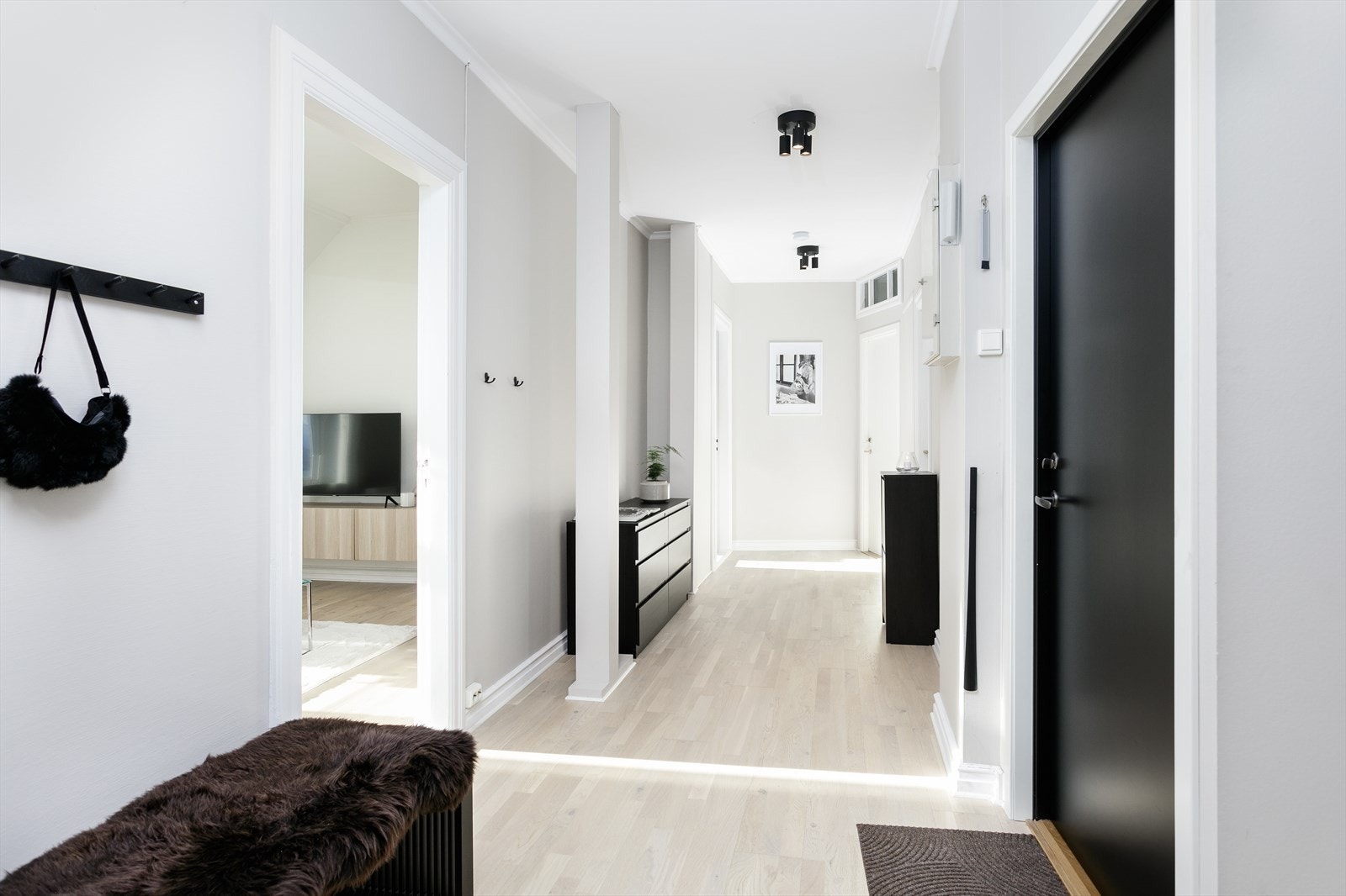 Fra entréen har man tilkomst til alle rom i boligen. Galleribilde