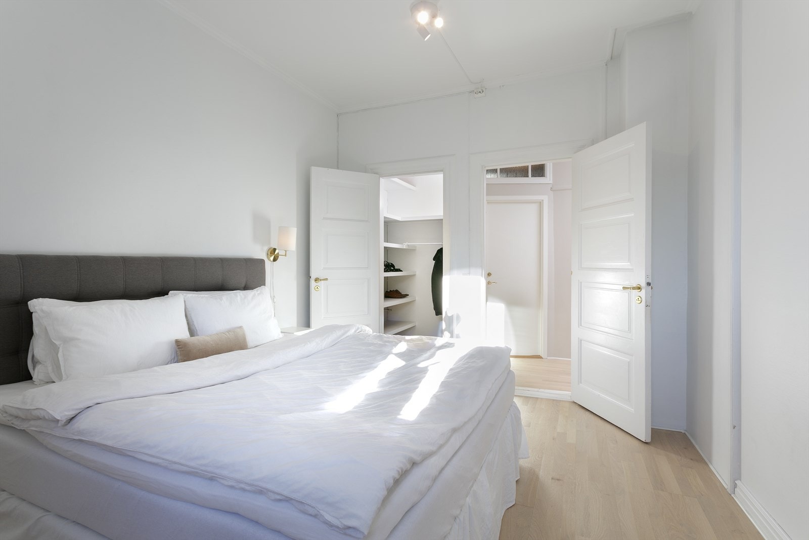 En egen walk-in garderobe direkte fra soverommet med god skapplass for sko og klær. Galleribilde