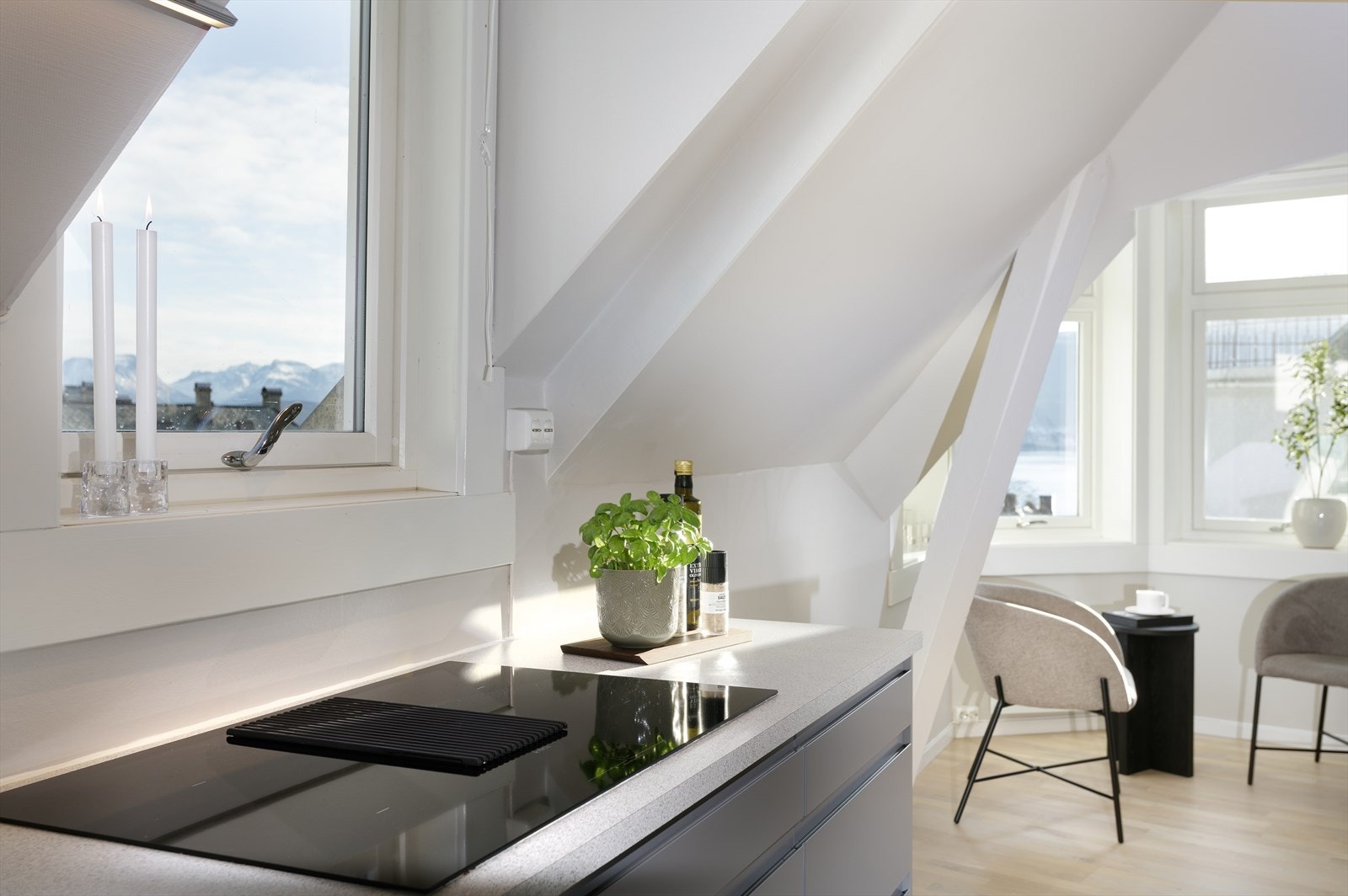 Benkeplate av laminat med induksjonstopp og kjøkkenventilator med kullfilter i koketopp. Galleribilde