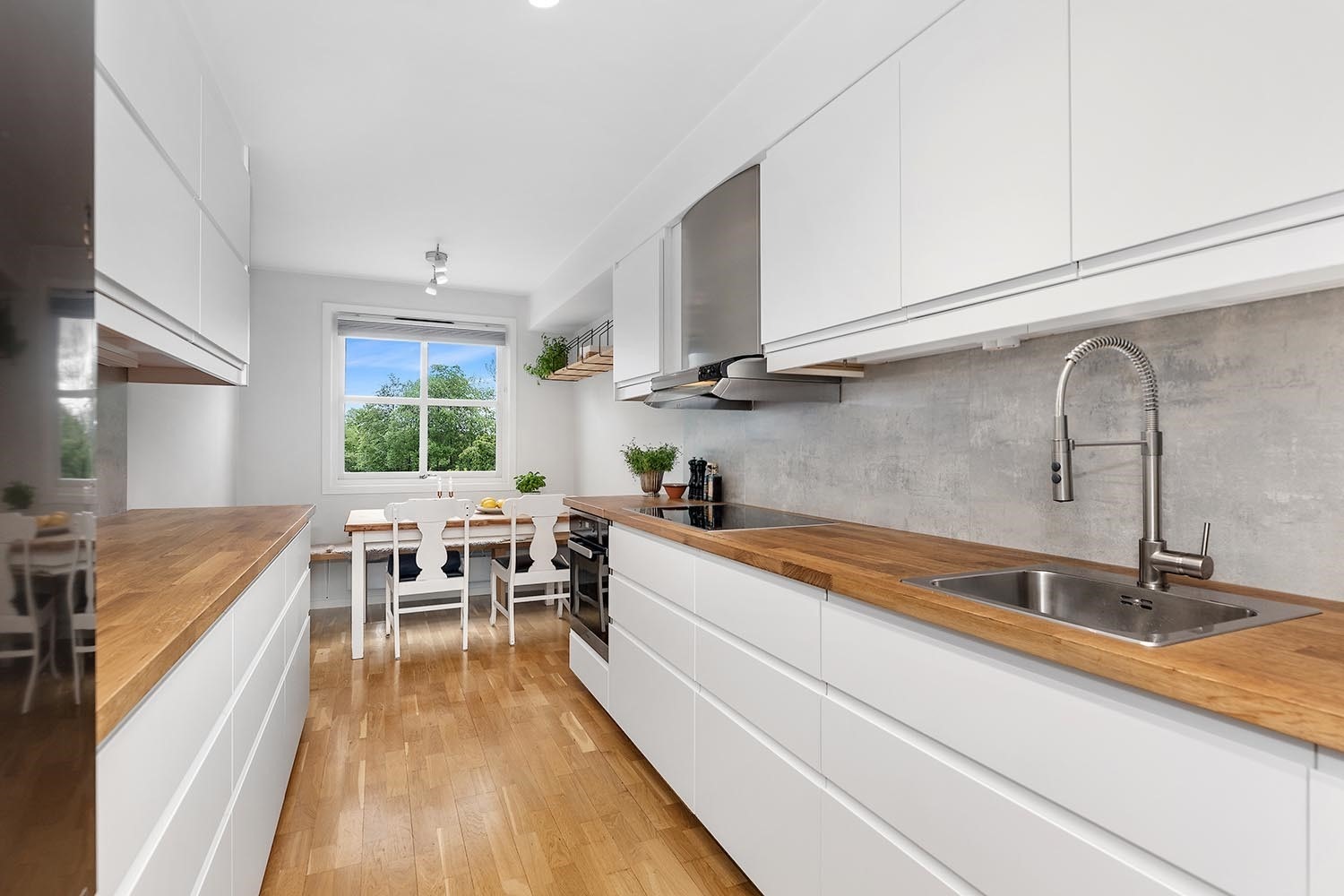 Kjøkken med spiseplass Galleribilde