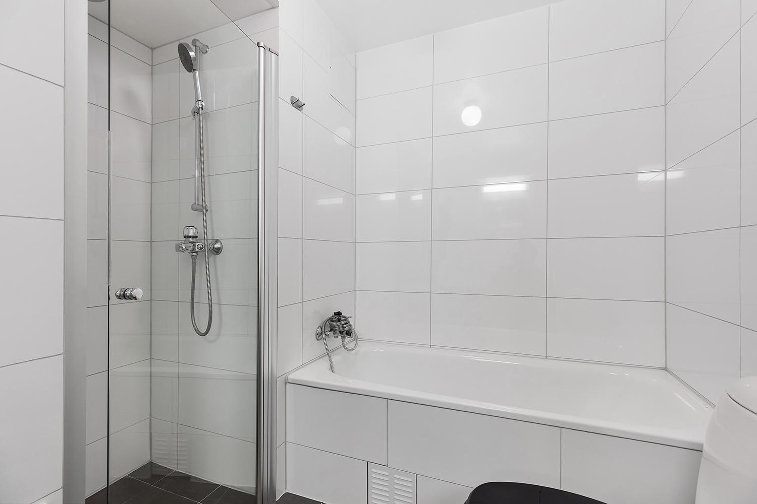 Bad med badekar og dusjhjørne Galleribilde