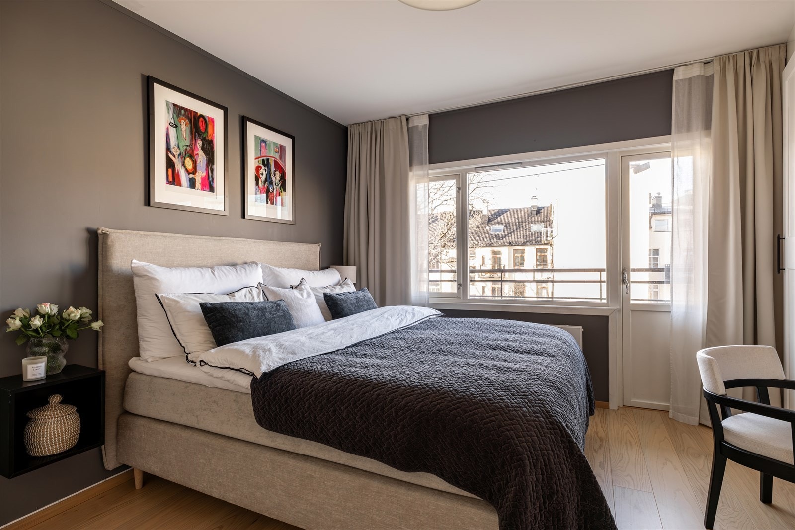 Innbydende hovedsoverom med god plass til dobbeltseng mellom vegghengte nattbord. Galleribilde