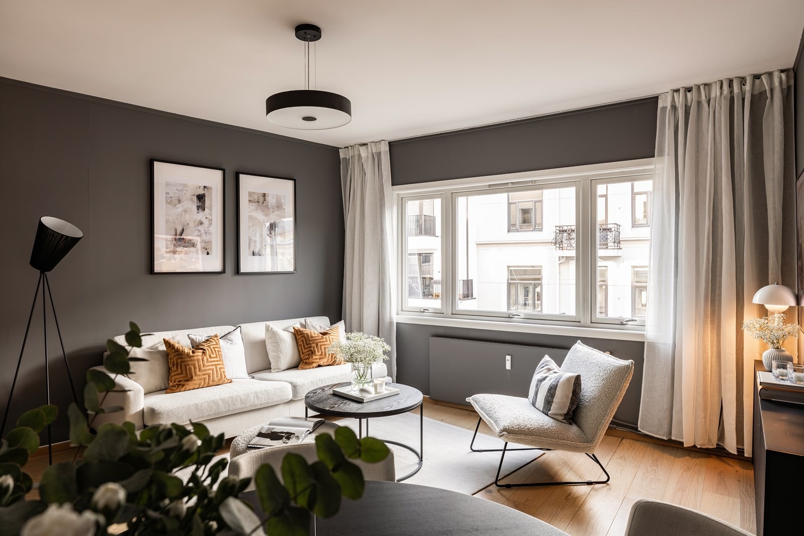 Samtlige rom (stue, kjøkken, gang, soverom 1 og soverom 2) er utstyrt med Philips Hue belysning, som gir fleksible lysinnstillinger etter behov og stemning. Galleribilde
