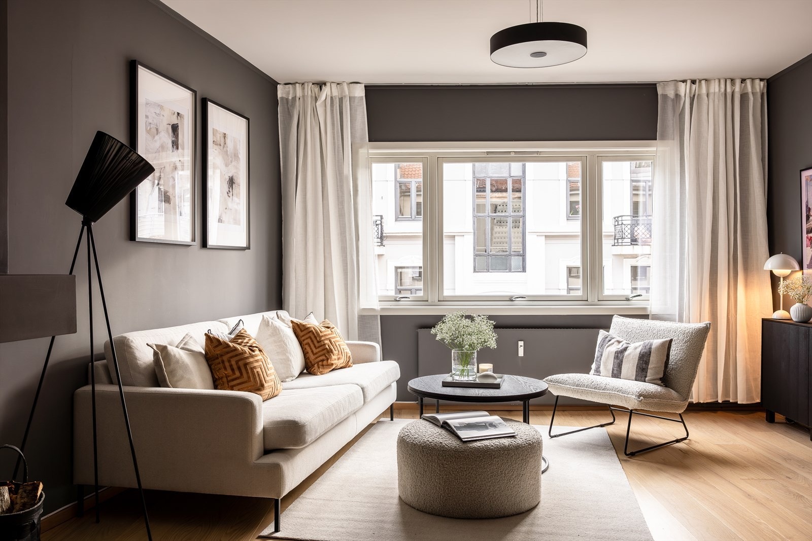 Stuen er romslig med gjennomgående parkettgulv og store vindusflater som gir rikelig med naturlig lys. Galleribilde