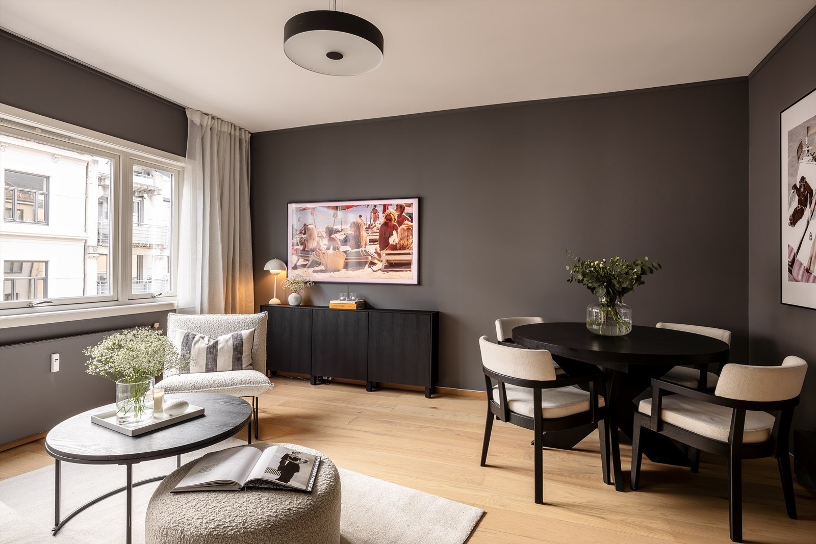 Det er naturlig plassering for en sofagruppe, samt mulighet for spisebord. Galleribilde
