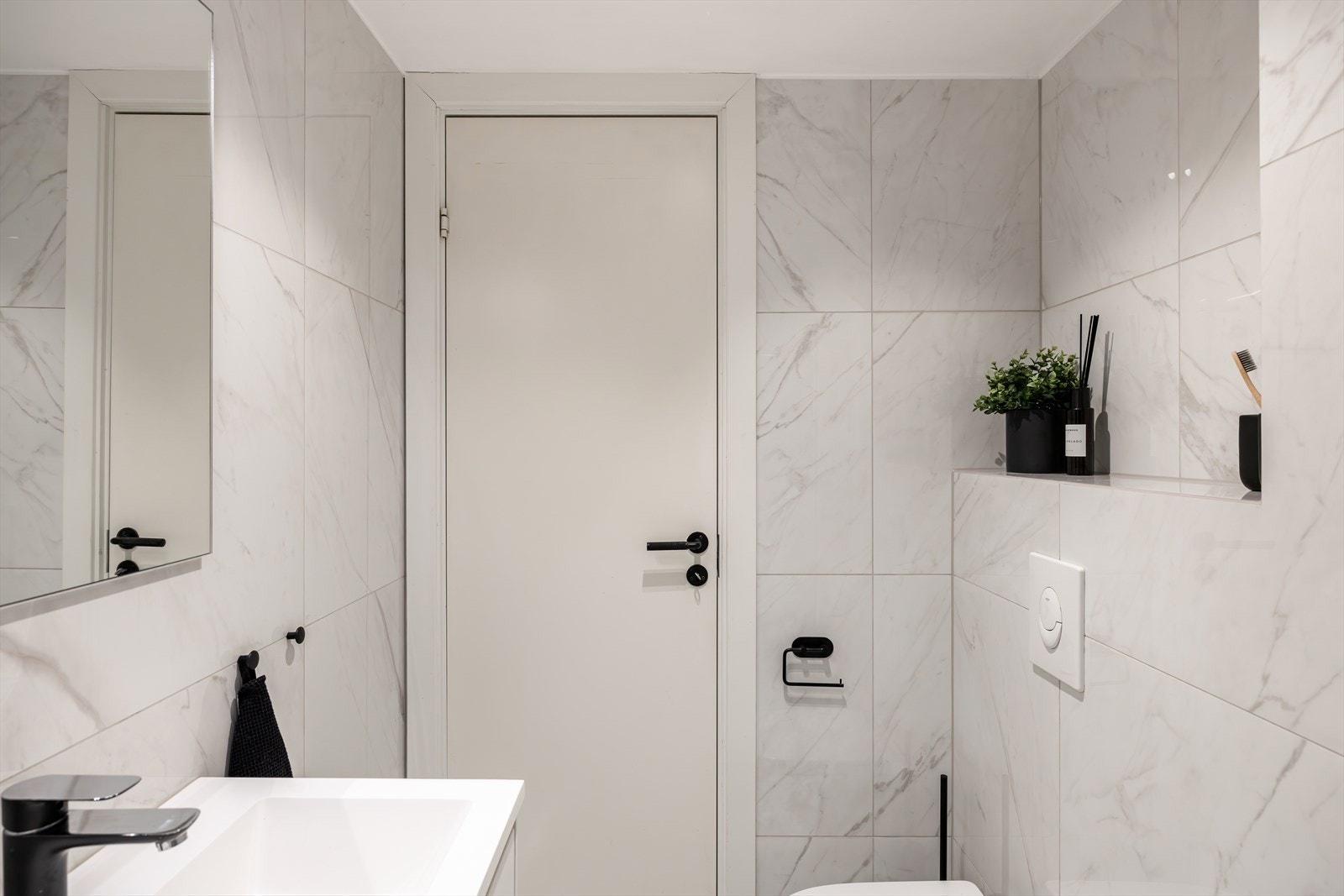 Badet har downlights i himling og varmekabel i gulv. Galleribilde