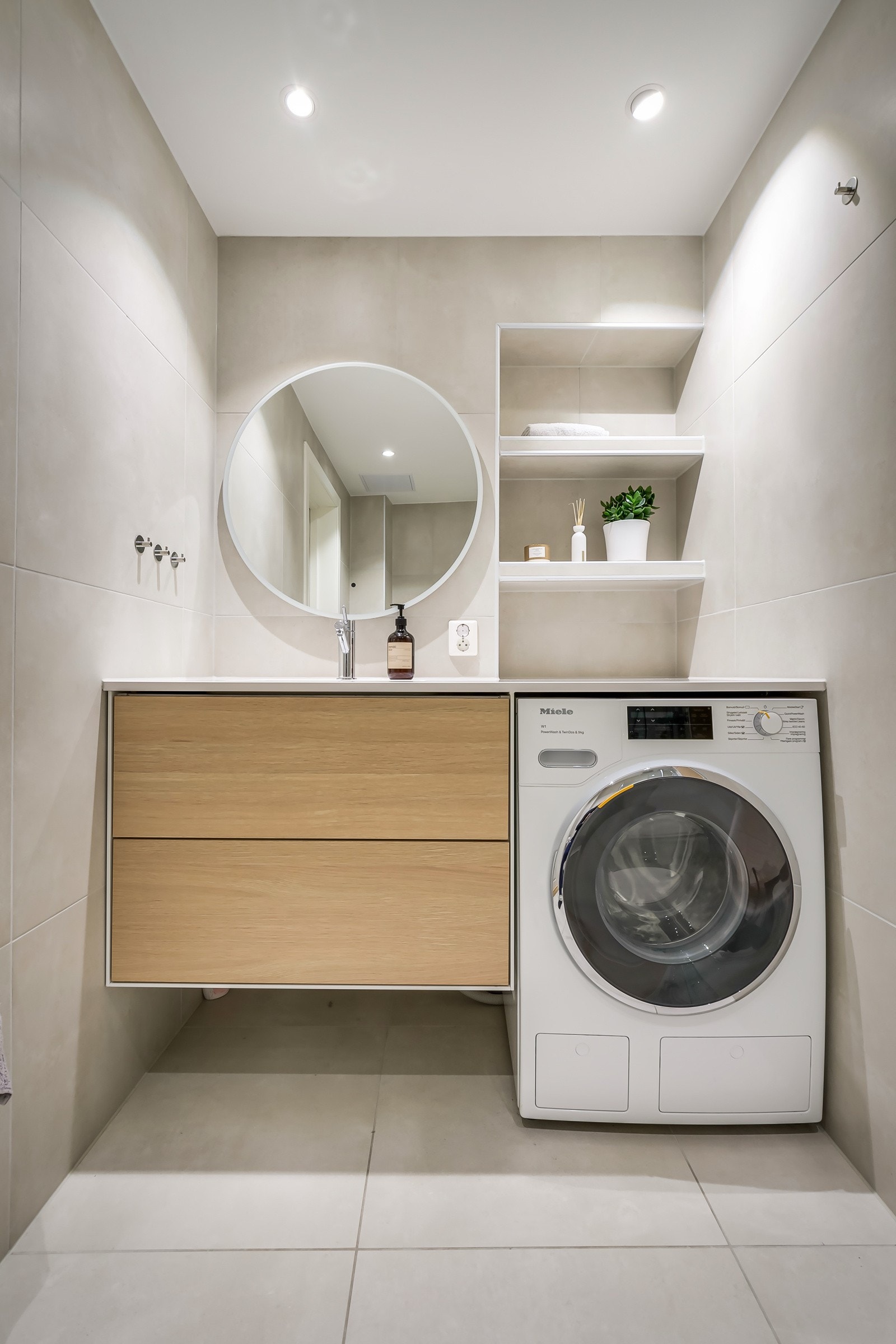 Badet har moderne innredning og innfelte hyller. Opplegg for vaskemaskin. Galleribilde