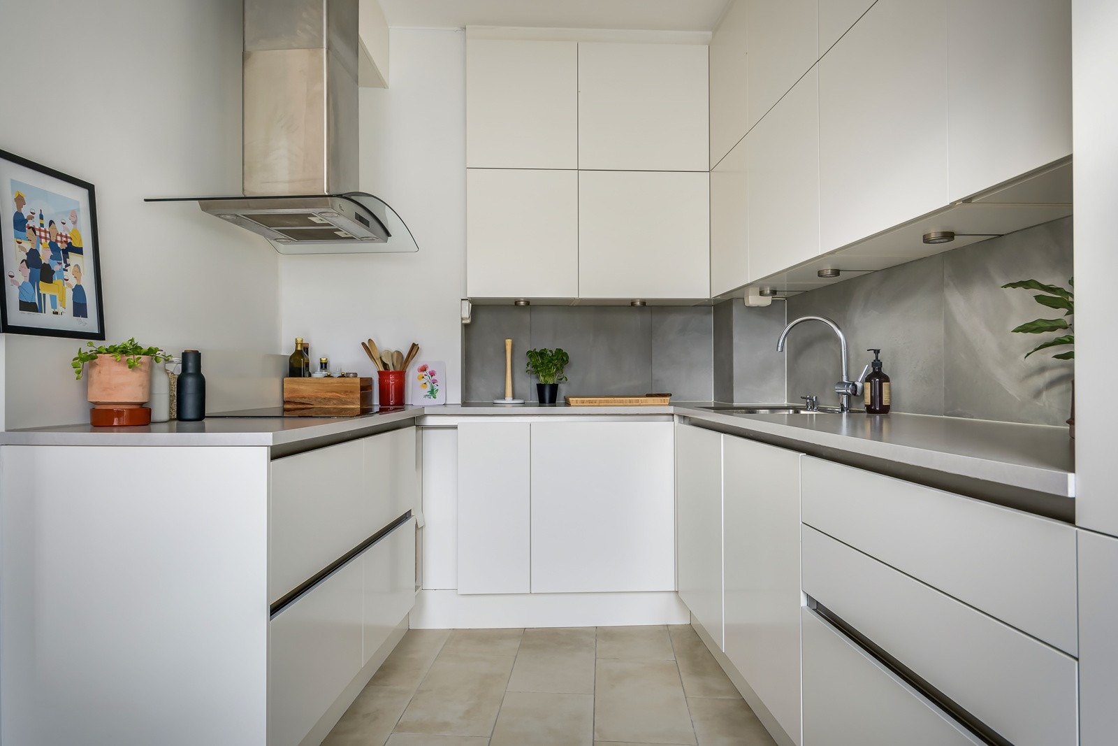 Tidløst og pent HTH-kjøkken fra 2014. Kjøkkenet ble oppgradert med nytt kjøleskap i 2024 og enkelte nye fronter i 2025. Galleribilde