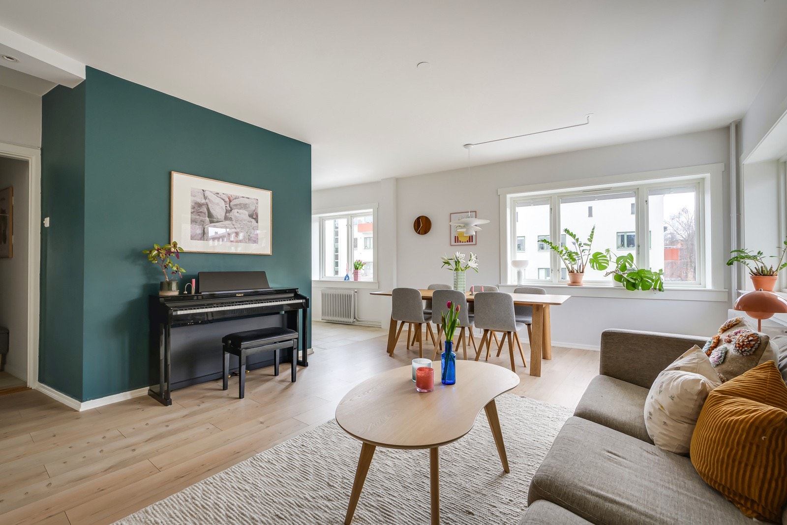 Stuen er romslig og kan enkelt møbleres med både sittegruppe og spiseplass. Galleribilde