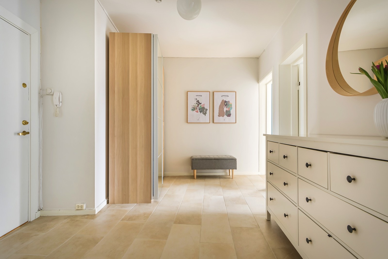 Stor og praktisk entre med fliser på gulvet. Galleribilde