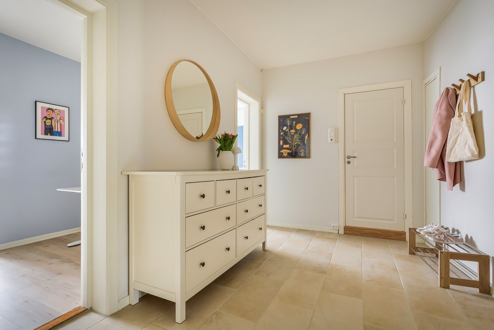 Entreen har både et innbygget vaskeskap og en dobbel skyvedørsgaderobe. Her er det mye smart lagringsplass. Galleribilde