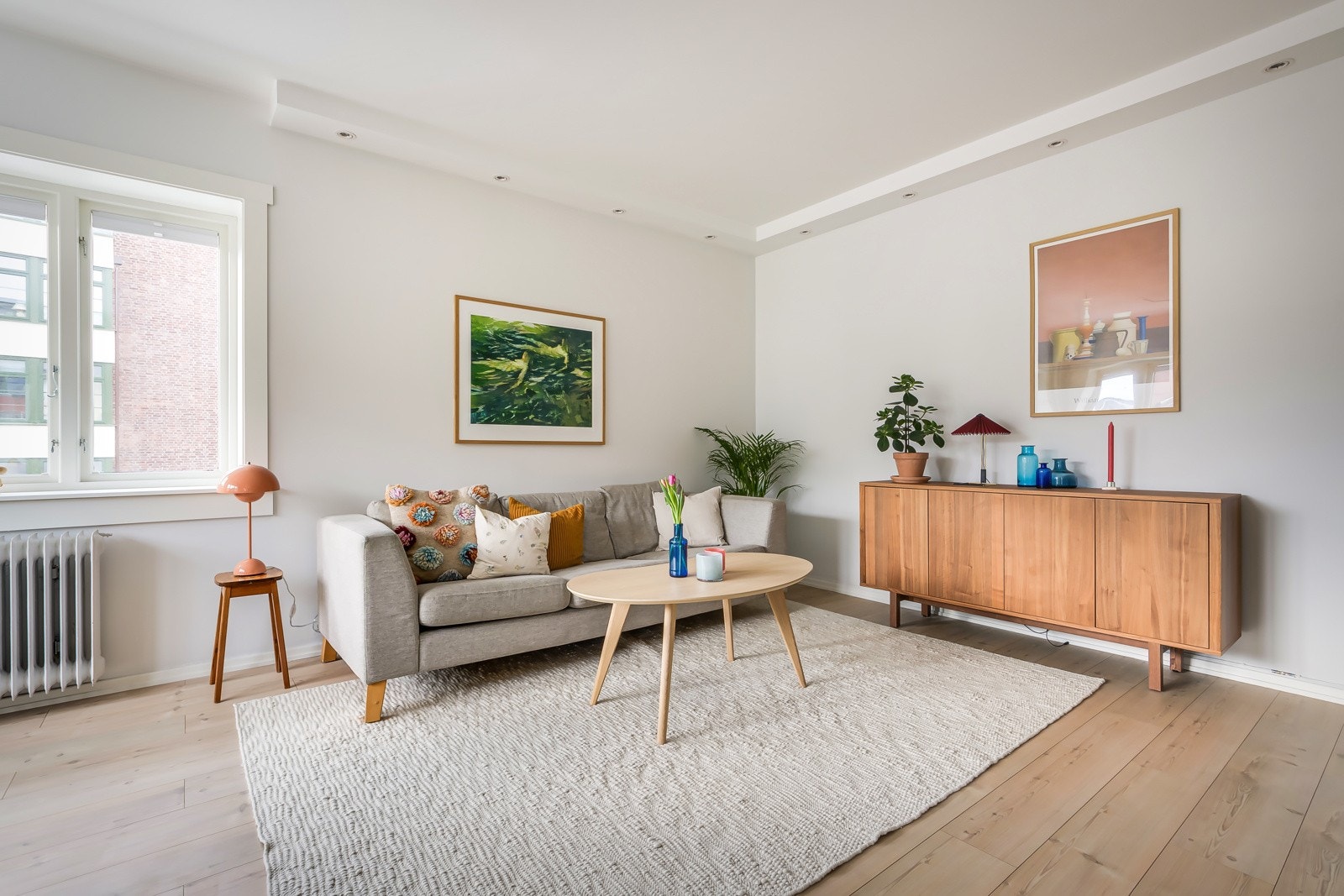 Radiatorene er tilkoblet fjernvarme og både varmtvann og fyring er inkludert i felleskostnadene. Galleribilde