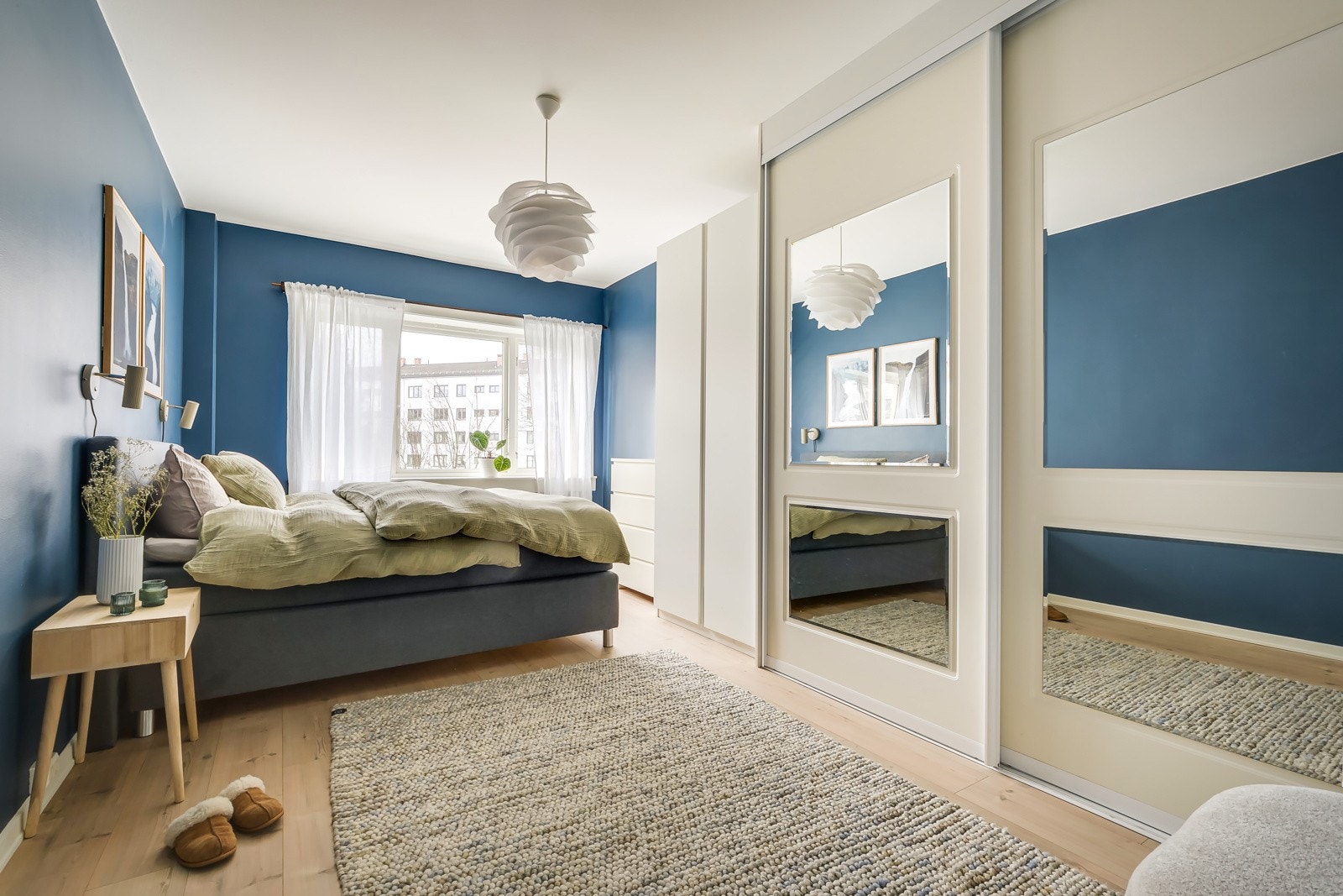 Romslig hovedsoverom med mye lagringsplass i dobbel skyvedørsgarderobe. Galleribilde