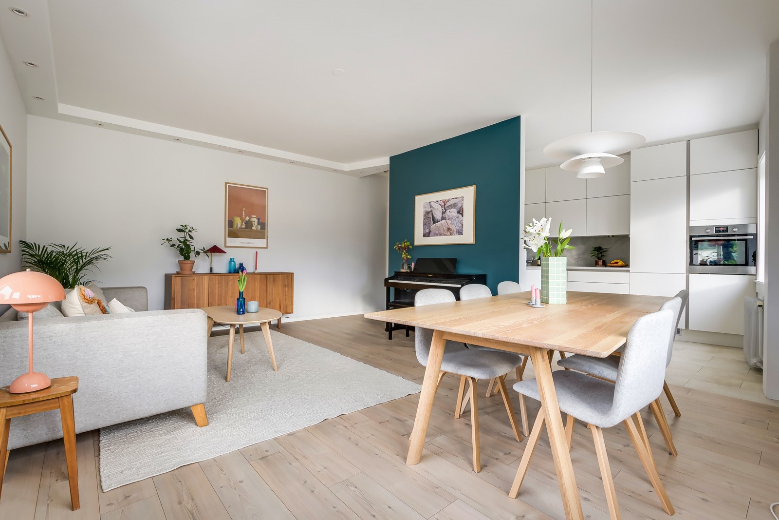 Den delvis åpne løsningen mellom stuen og kjøkkenet er både sosial og praktisk. Galleribilde