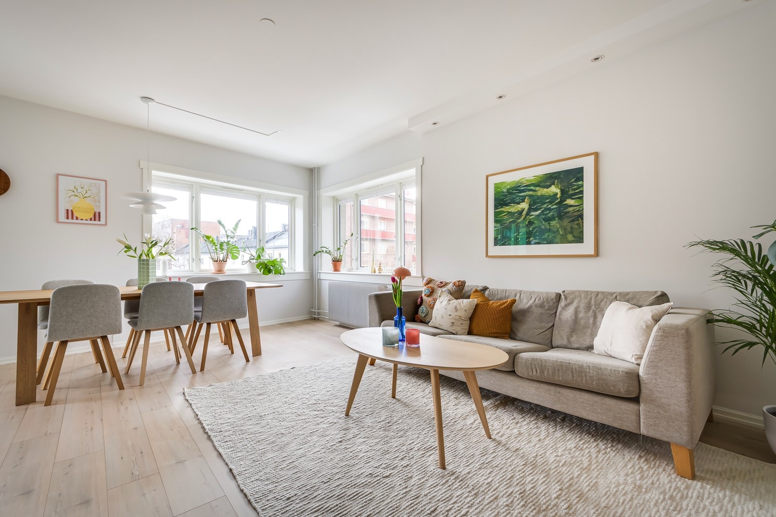 Hjørneleiligheten ligger i en høy 2. etasje og har en rekke vinduer (nye i 2022) som åpner opp og slipper lyset inn. Galleribilde