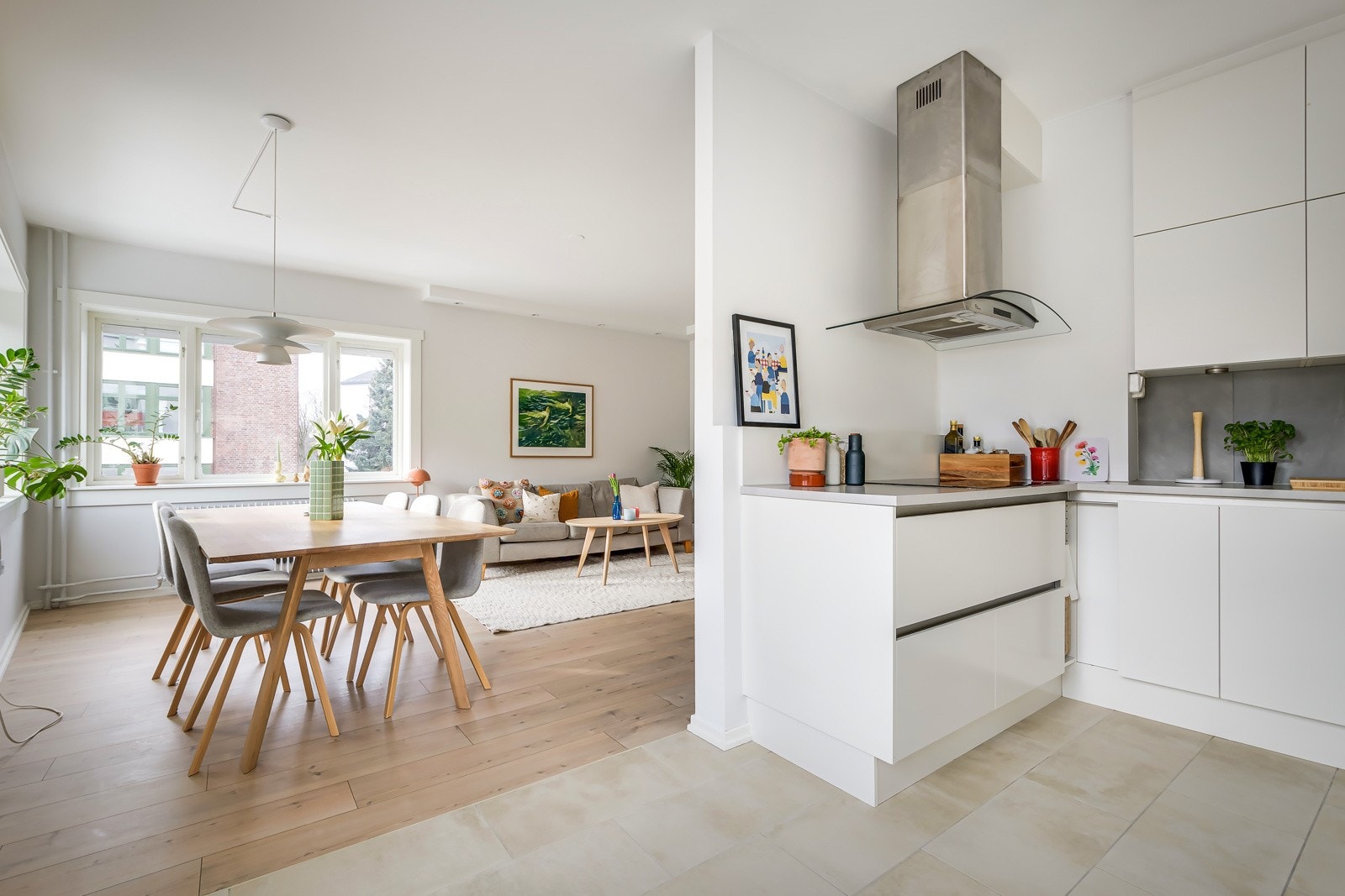 Det er fint med plass til stort spisebord tilknyttet kjøkkenet. Galleribilde