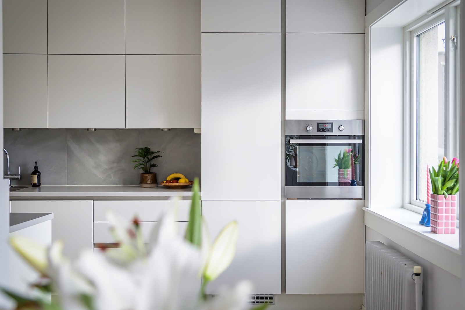 Kjøkkenet har veldig godt med benk- og skapplass. Galleribilde