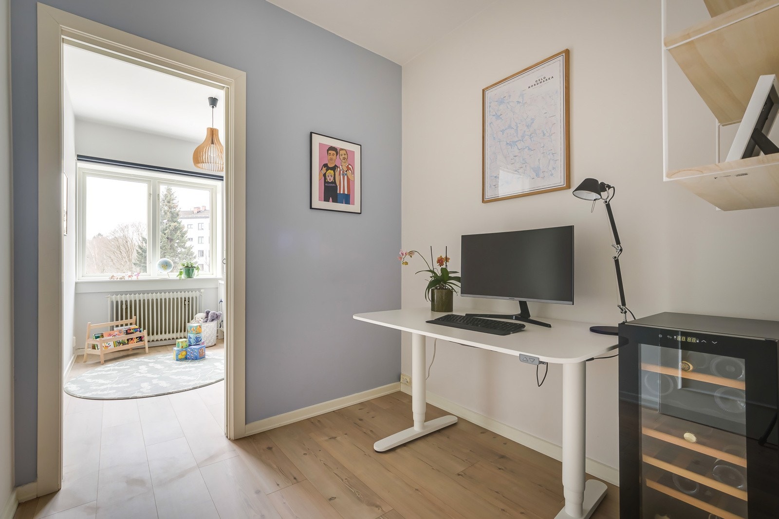 Utenfor barnerommet er det etablert et kontor med ulike bruksmuligheter. Galleribilde