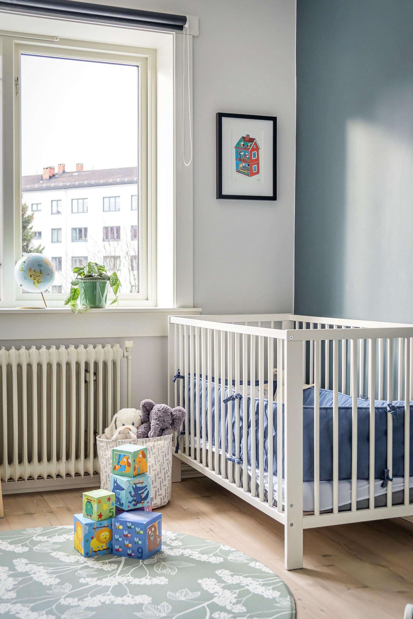 Begge soverommene veder mot Mogata. En rolig gate. Galleribilde