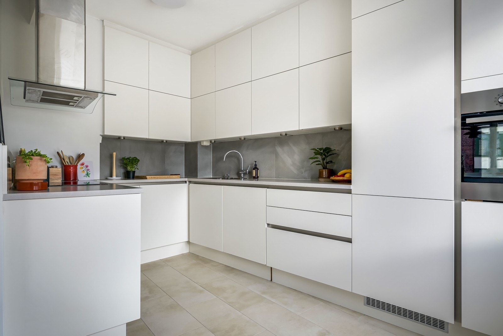 På kjøkkenet er alle hvitevarer integrert og medfølger salget. Galleribilde