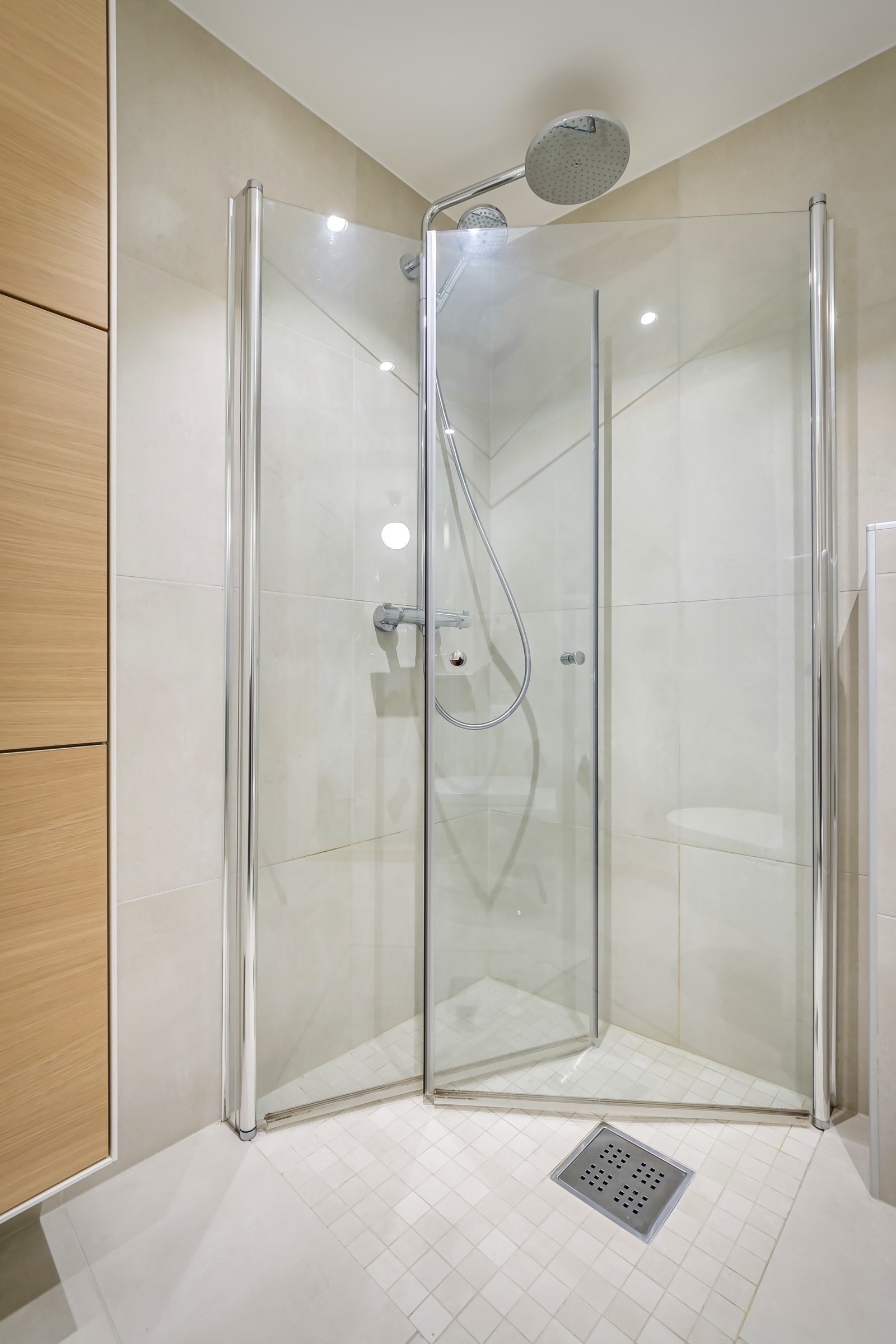 Dusjnisje med svingdører og varmekabler på gulvet. Galleribilde