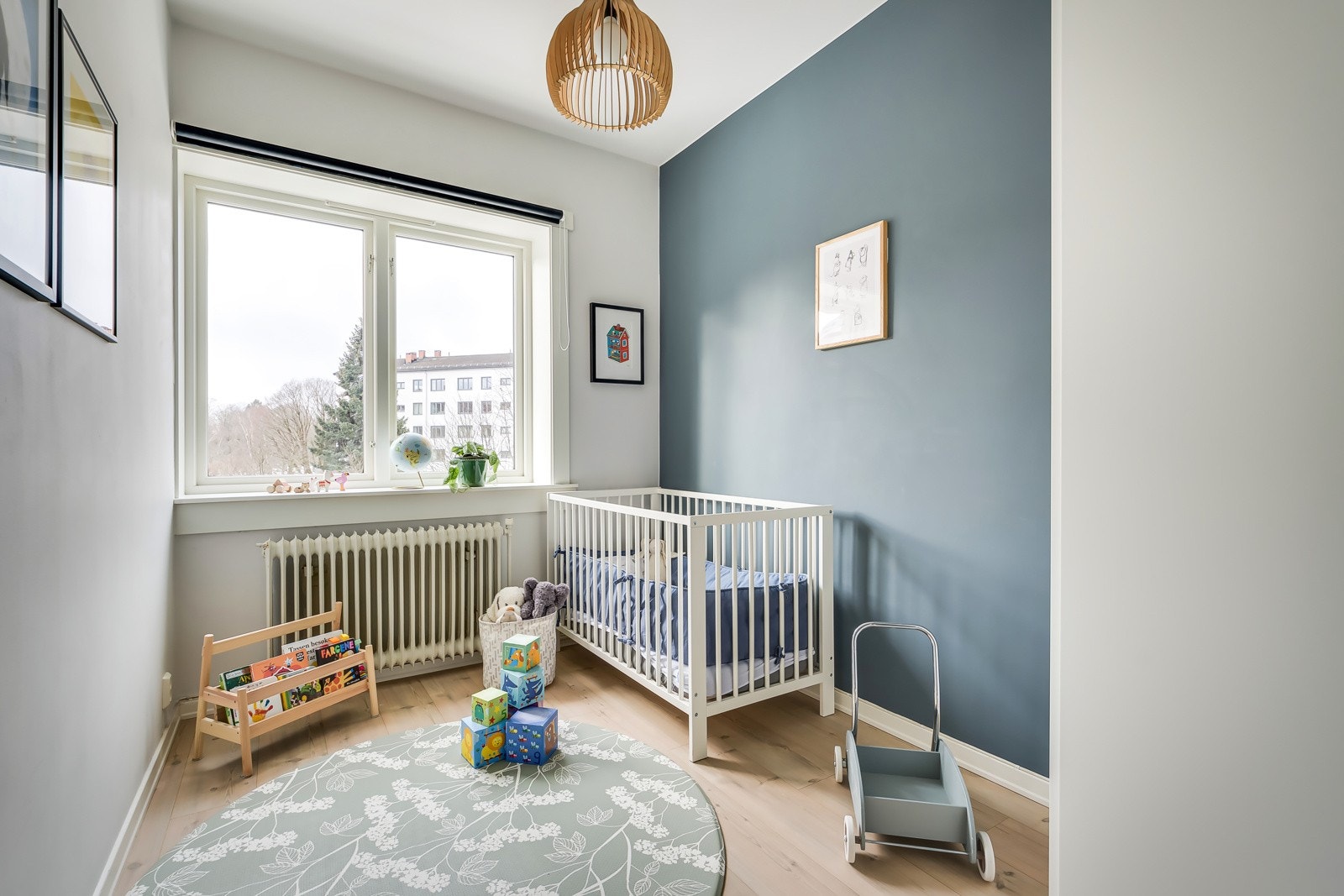 Leilighetens andre soverom benyttes i dag som barnerom. Galleribilde