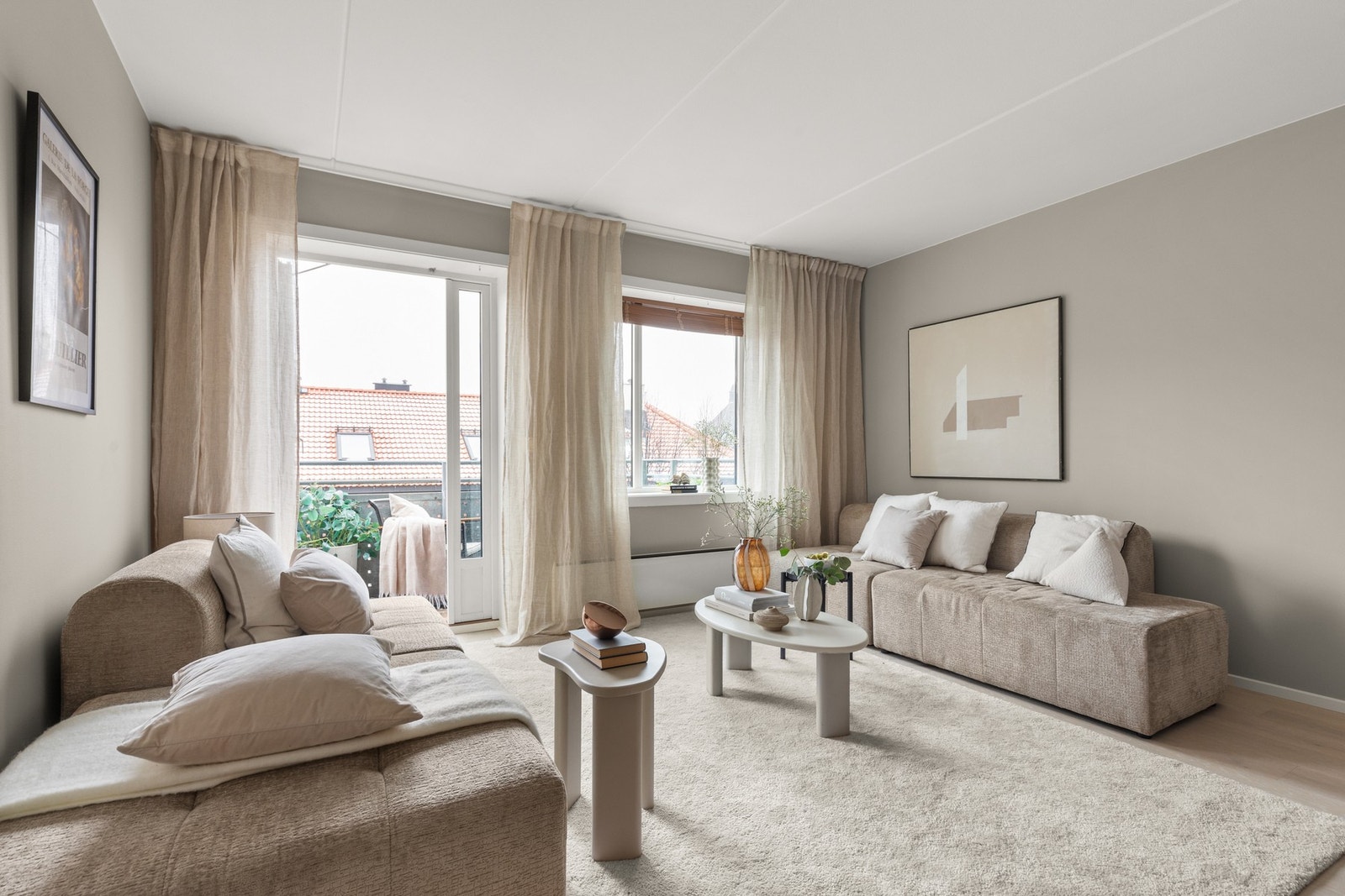 Leiligheten har gode lysflater, en fin romfølelse og en luftig atmosfære i byggets 5. etasje uten innsyn Galleribilde