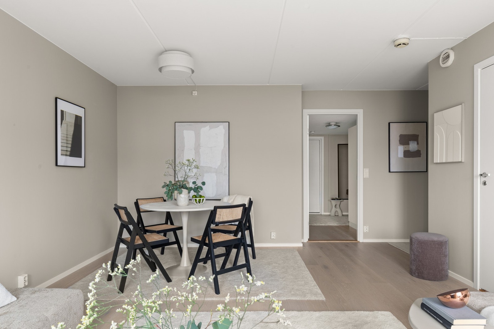 Kjøkkenet ligger i tilknytning til stuen, samtidig i en egen sone av leiligheten, slik at deler fremstår som skjermet Galleribilde