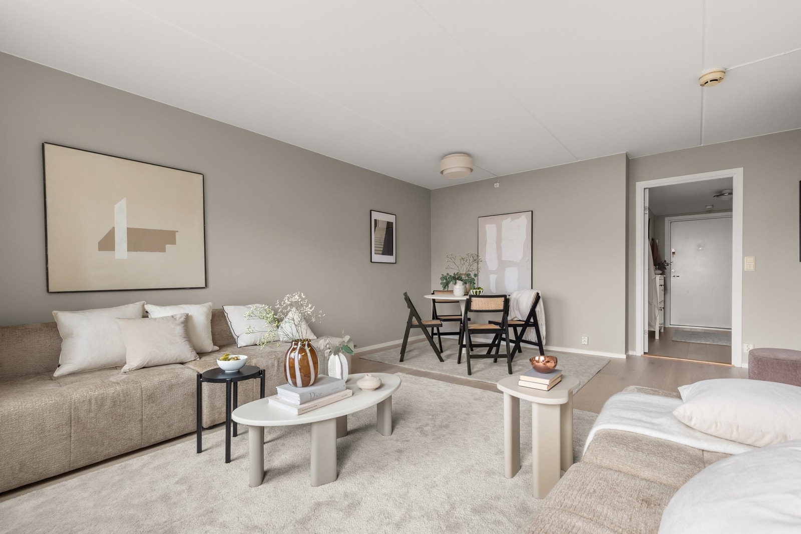 Leiligheten er påkostet med ny enstavs parkett på gulv og maling av alle overflater i 2025 Galleribilde