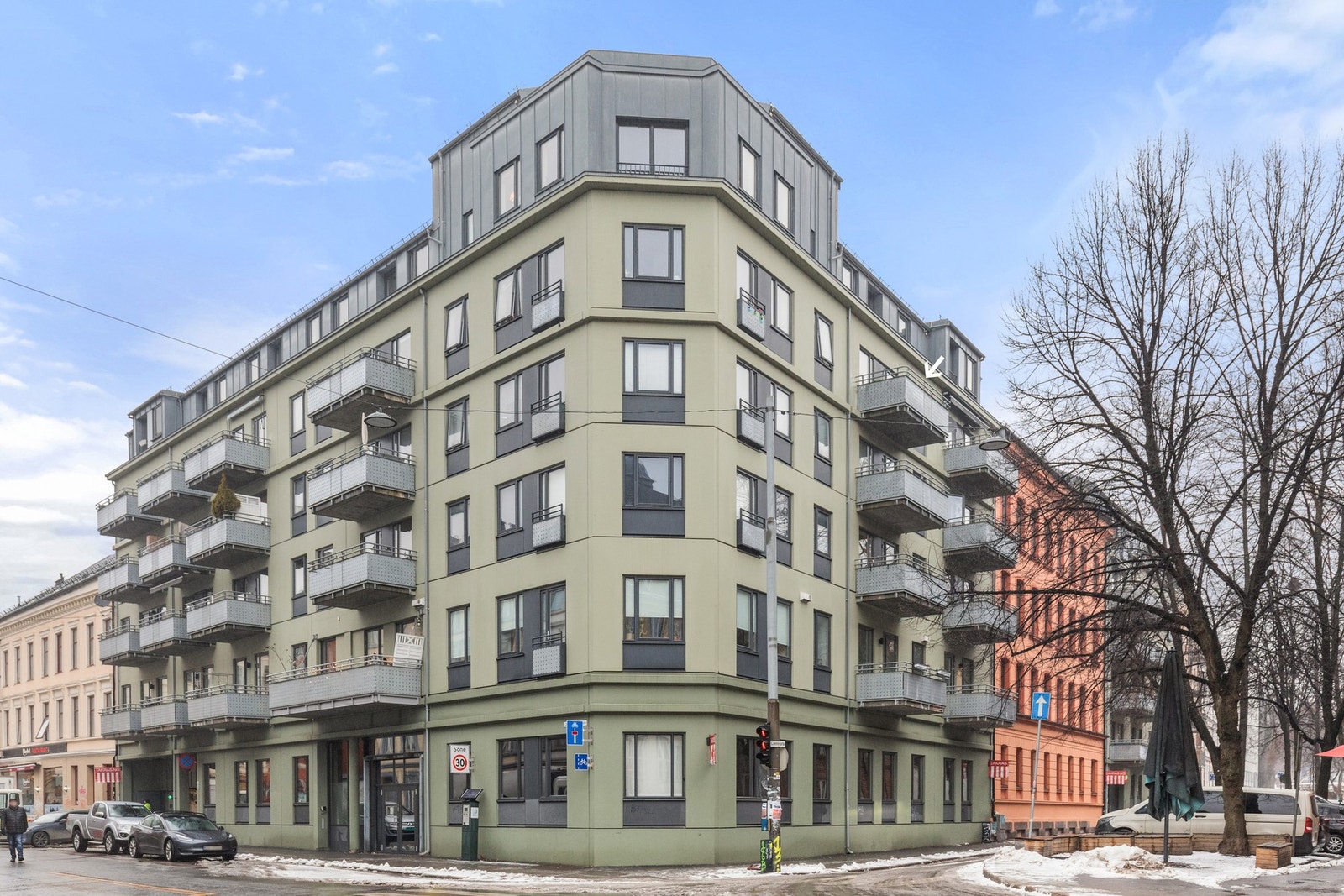 Sameiet ble ført opp i 2003 og har garasjeanlegg hvor det er mulighet for beboere å leie garasjeplass. Det følger med en loftsbod med gulvareal på 7 kvm. Galleribilde