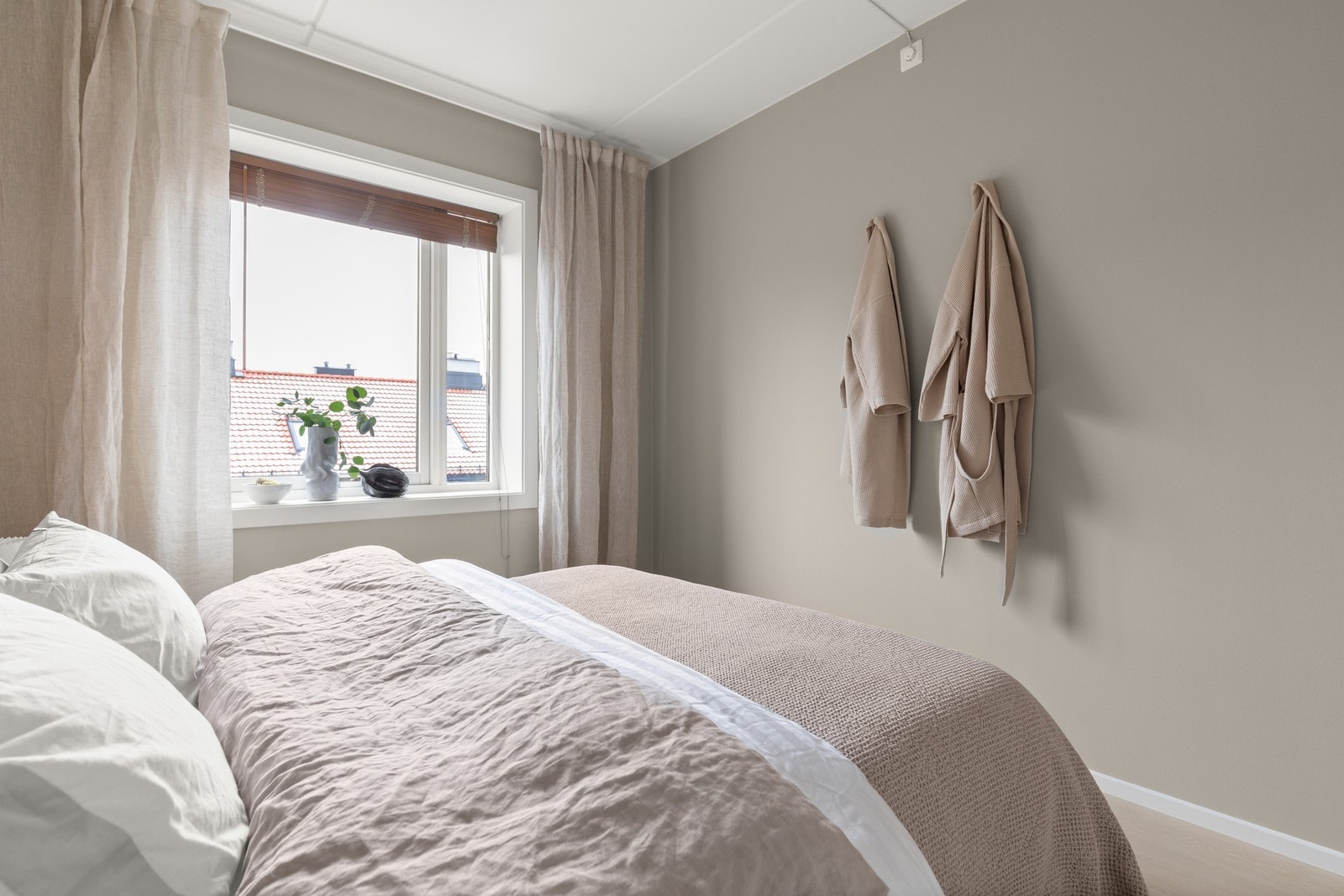 Soverommet er som resten av boligen holdt i dempede toner som gir en behagelig start på dagen Galleribilde