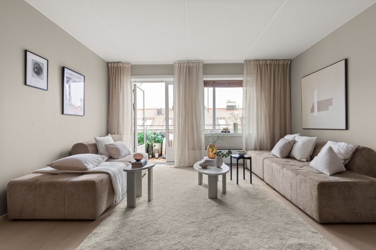 Leiligheten er smakfullt innredet i dempede farger, som gir en stemning av harmoni og ro som får de fleste til å føle seg hjemme Galleribilde