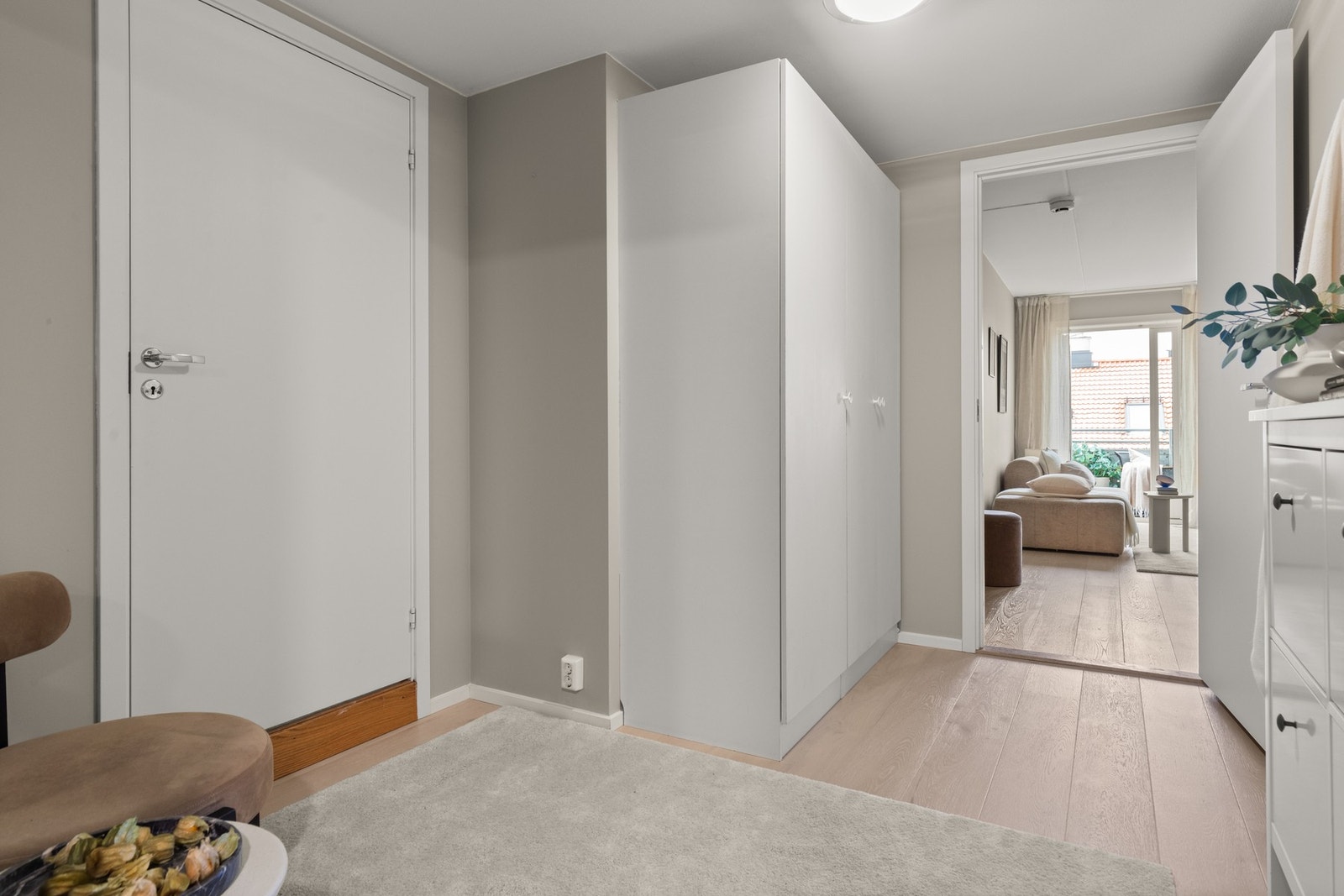 Innvendig møtes du av en en lys og luftig entré, som gir en hyggelig velkomst inn i boligen Galleribilde
