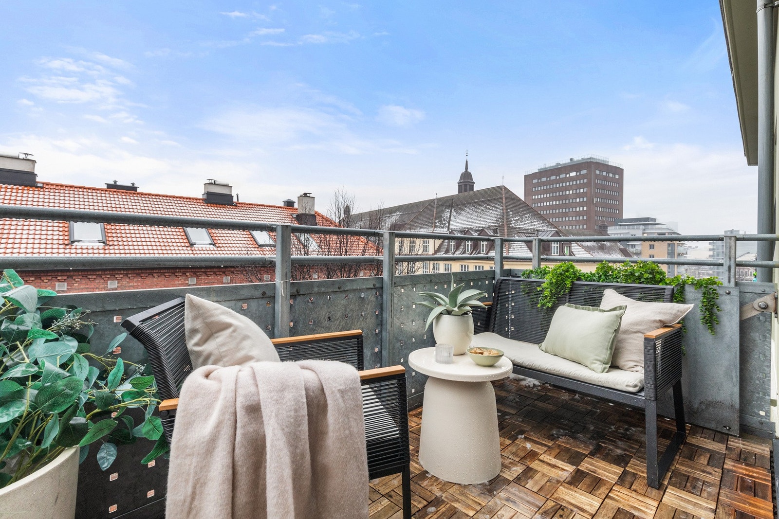 Balkongen er på 5 kvm og gir en herlig forlengelse av stuen sommerstid. Treheller på gulv gir en lun følelse. Galleribilde