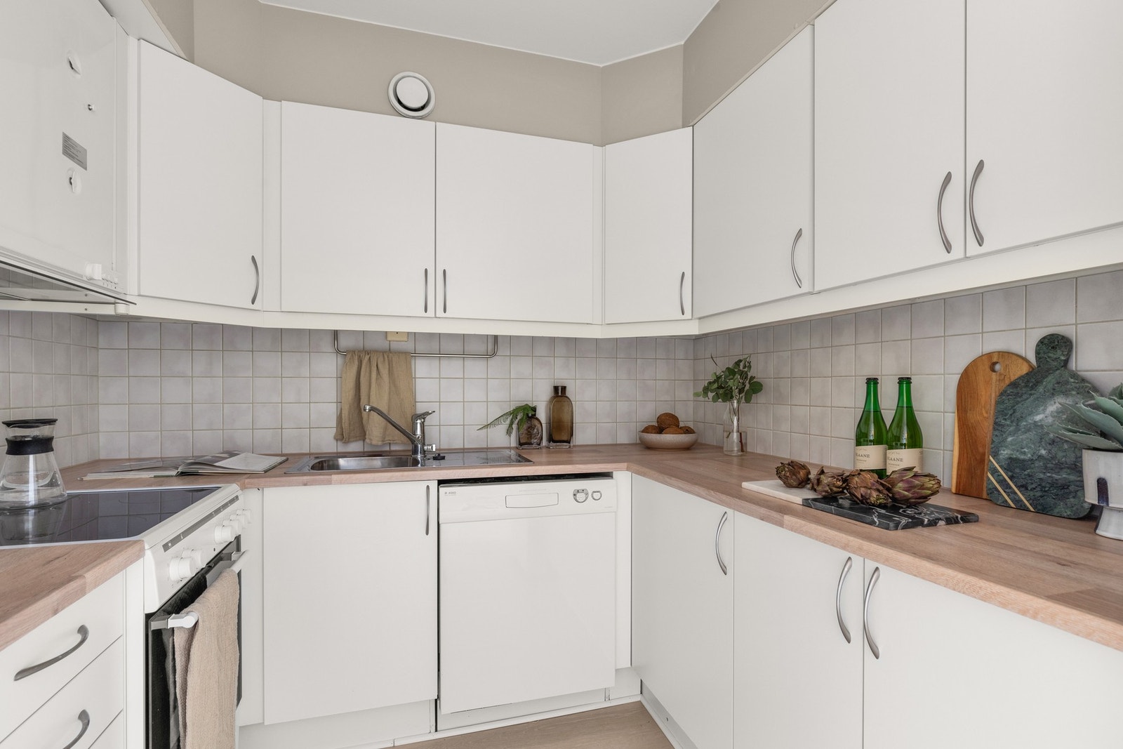 Hvitevarer følger med og består av ny stekeovn med keramisk topp fra 2025, kjøle-/fryseskap fra 2022 og eldre oppvaskmaskin Galleribilde