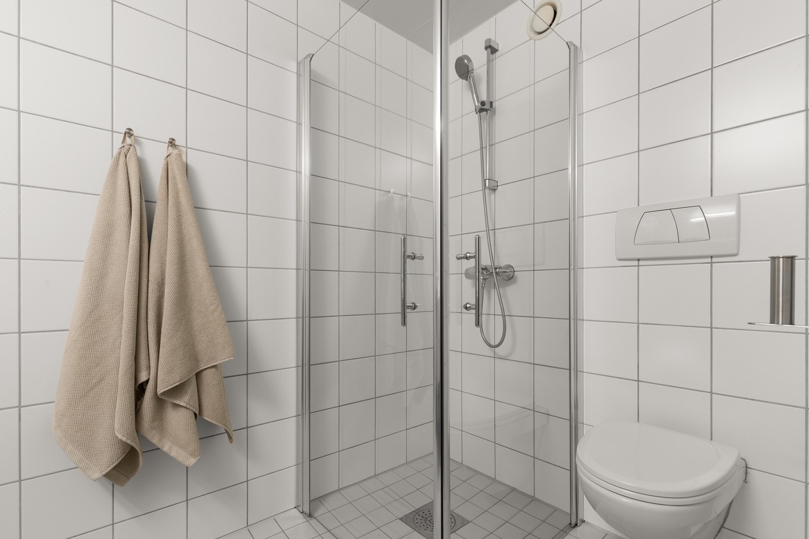 Badet har dusjsone skjermet med glassdører. Det ble satt inn nytt toalett i 2025. Gulvet er flislagt og har varmekabler. Galleribilde