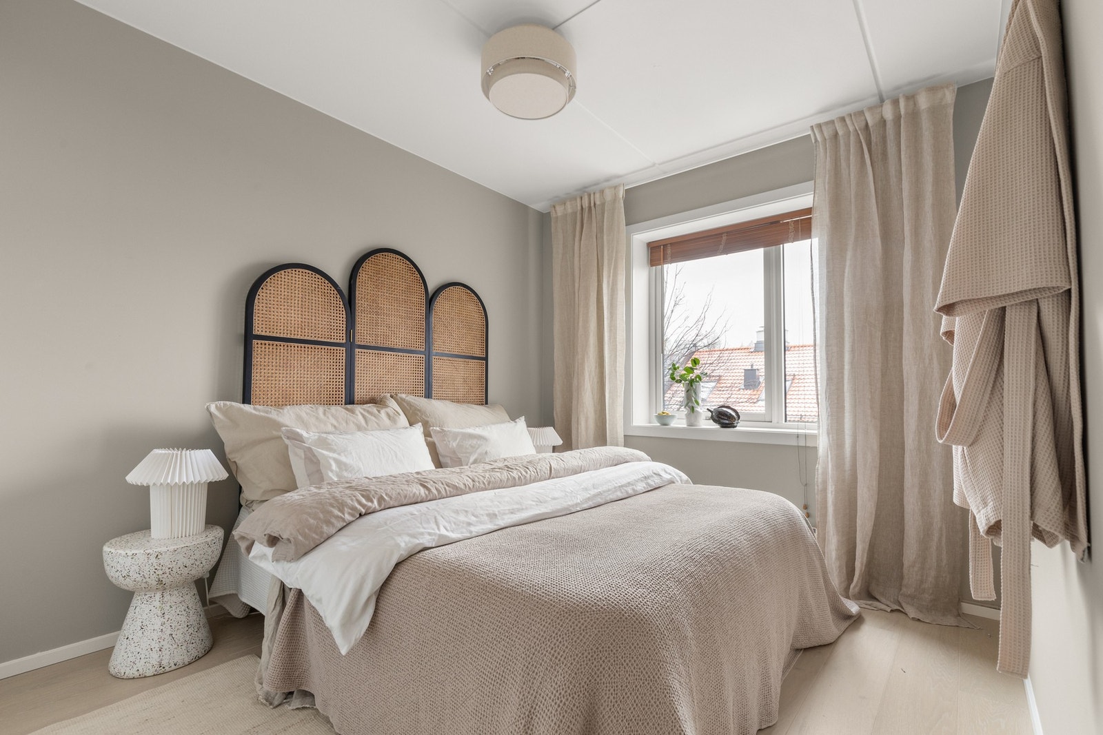 Soverommet ligger skjermet innenfor stuen og ligger vendt ut mot enveiskjørt miljøgate med parkering og grønn vegetasjon Galleribilde