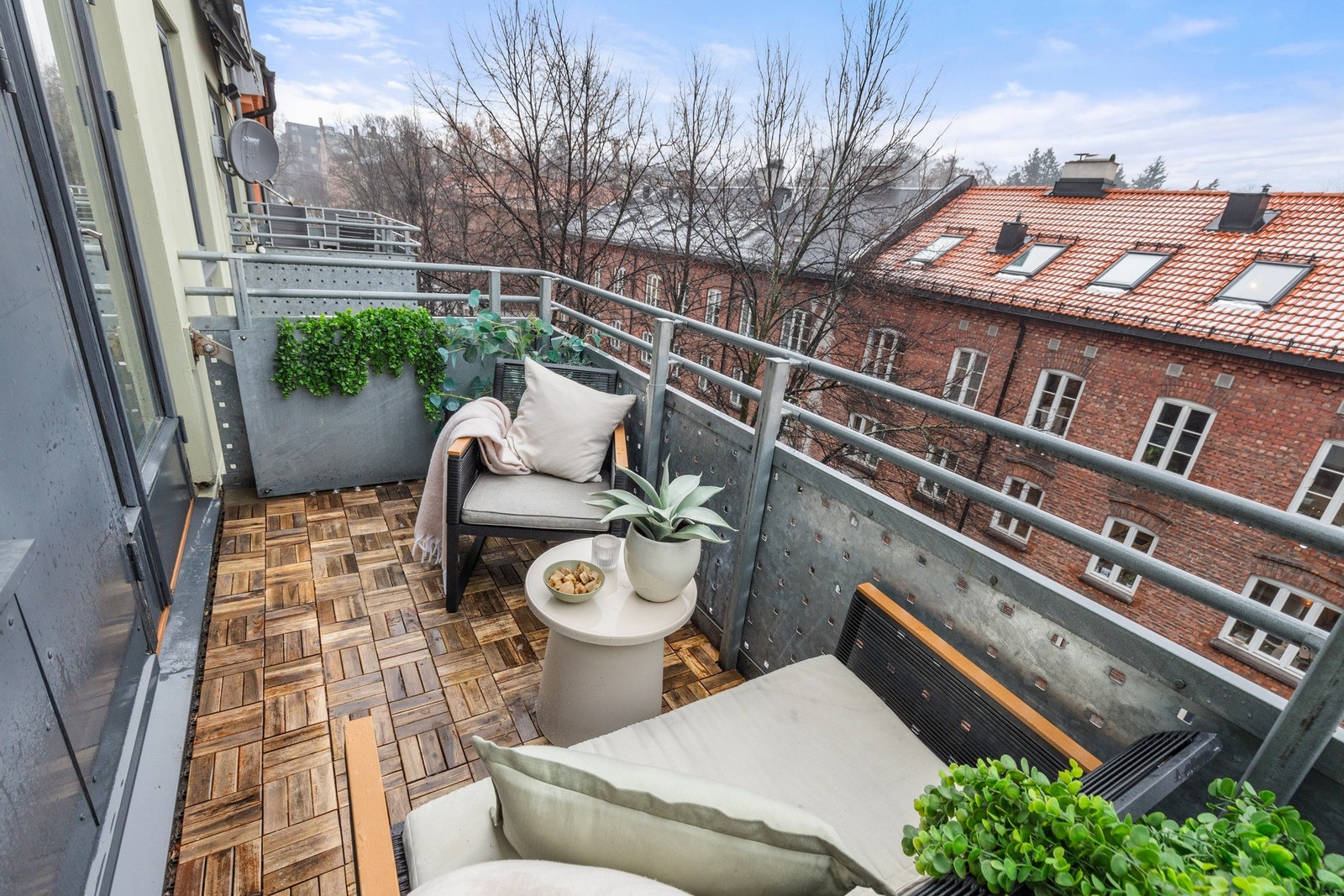 Balkongen ligger orientert mot sørøst hvor du kan følge solen fra morgenen og utover dagen til tidlig ettermiddag Galleribilde