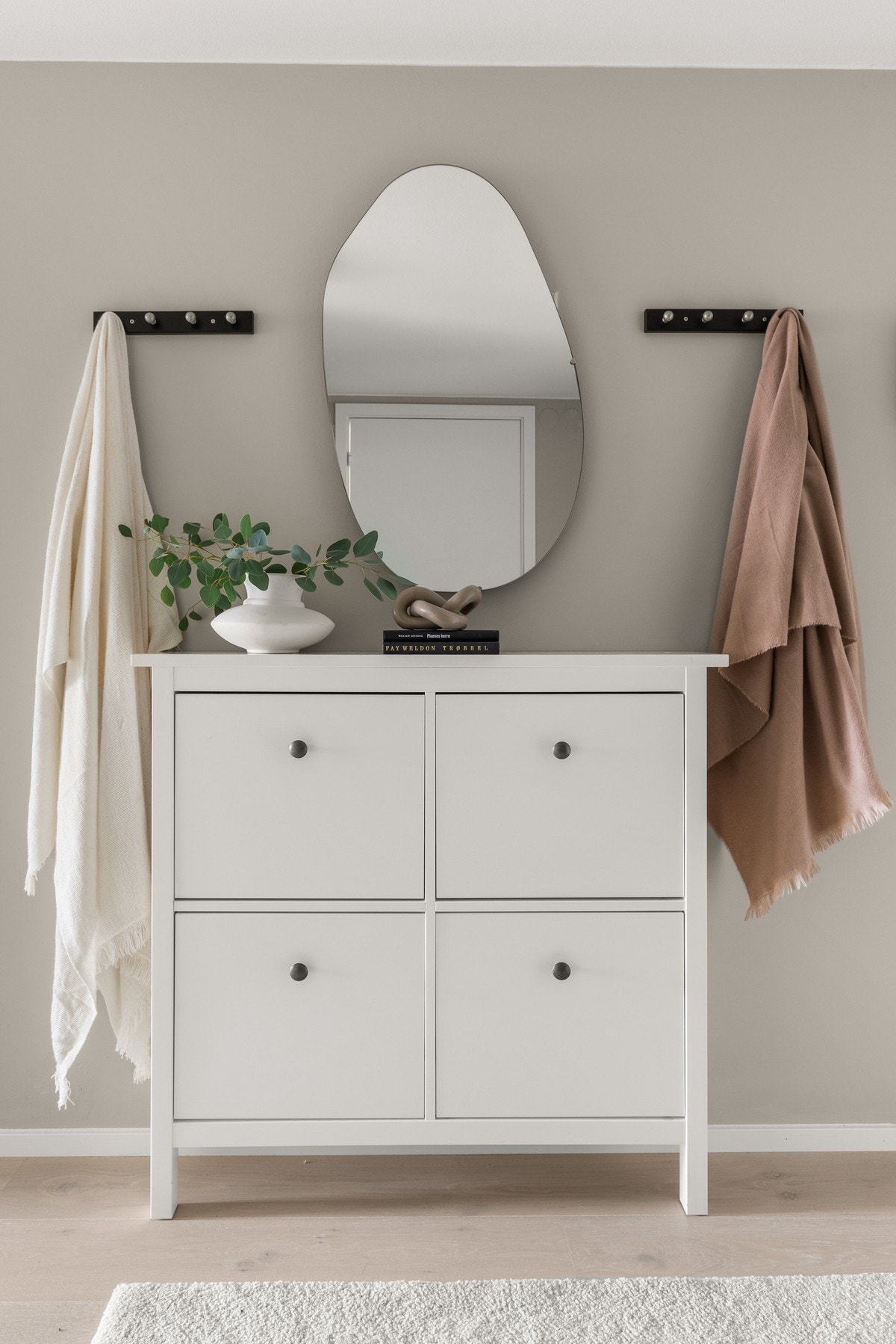 Entreen er innredet med originale garderobeskap med hylle- og hengeinnredning, samt skoskap Galleribilde