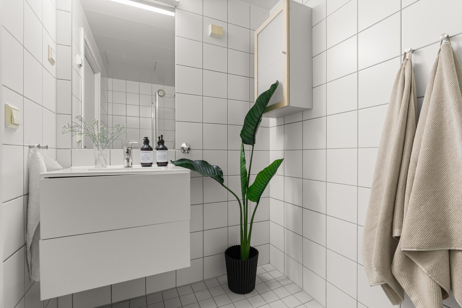 Badet ligger praktisk i tilknytning til entreen og fremstår som lyst og funksjonelt. Ny innredning fra 2025 og opplegg for vaskemaskin. Galleribilde