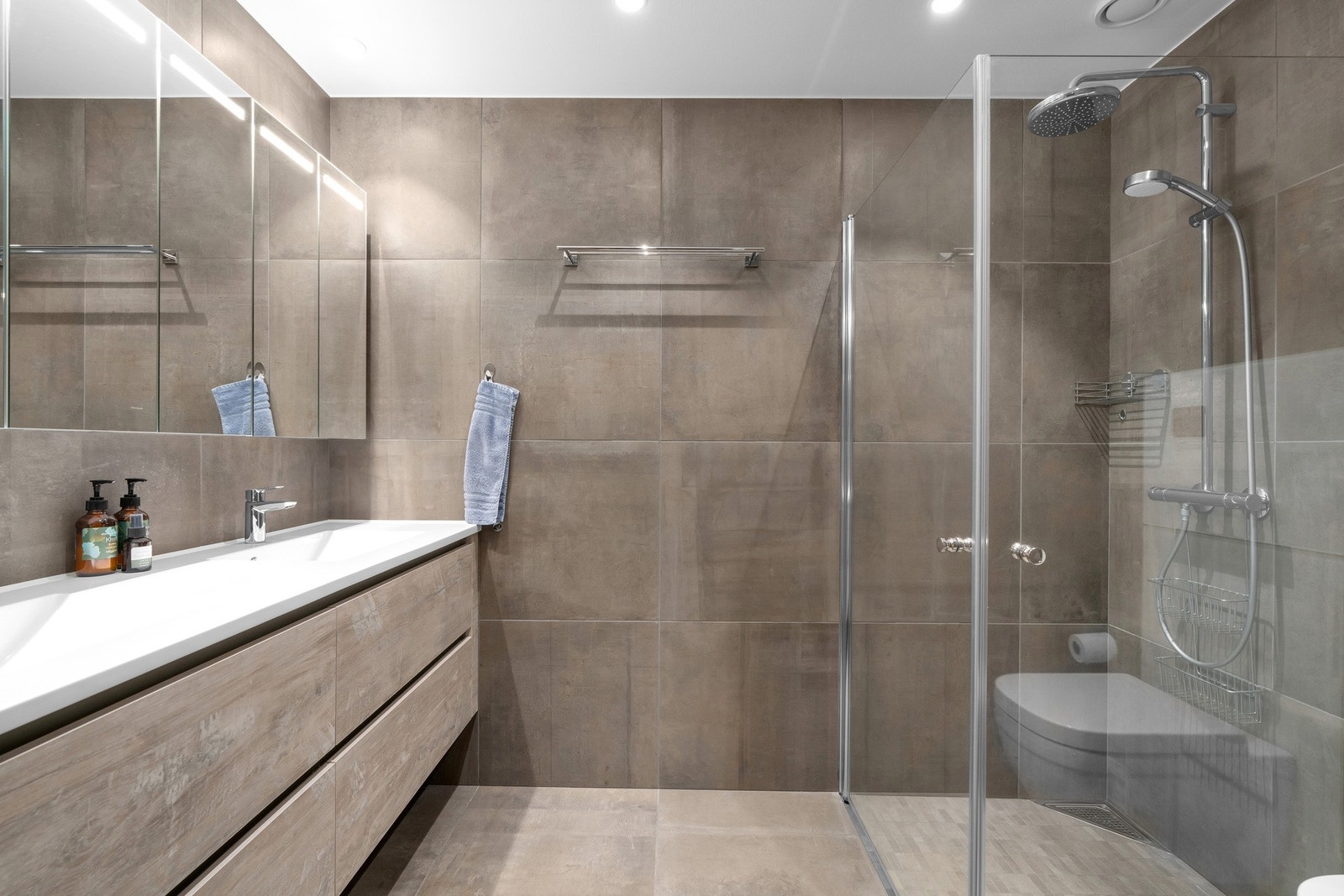 Bad i tilknytning til hovedsoverom. Galleribilde