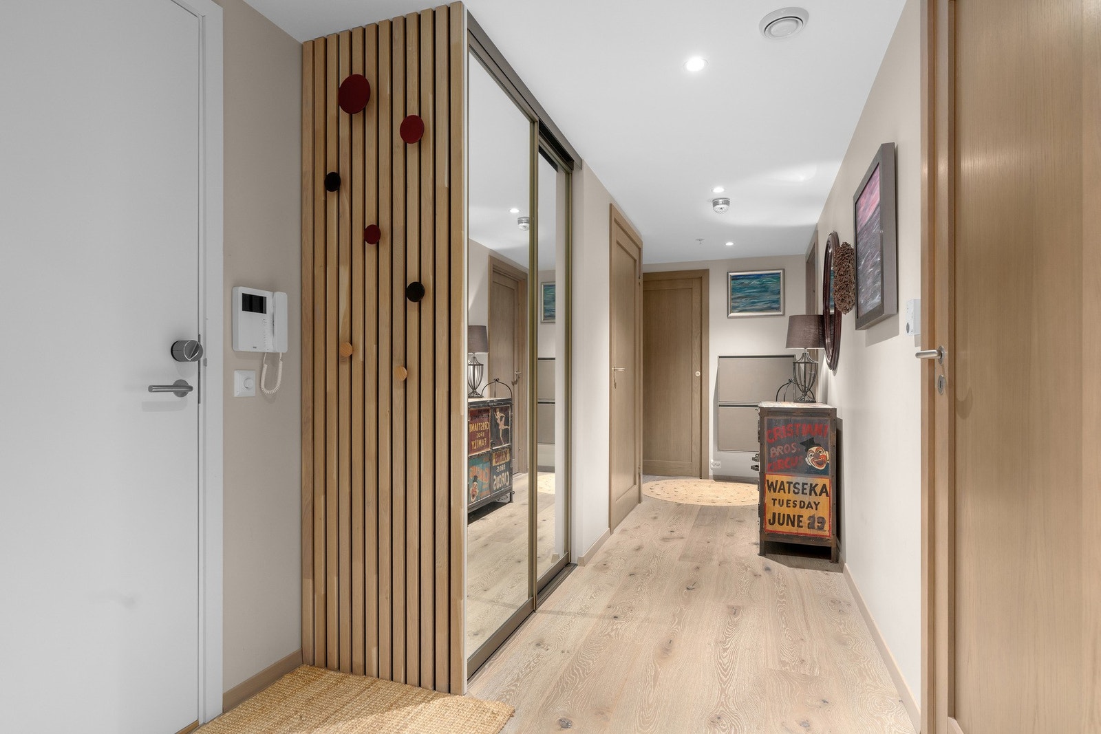 Entré/gang med skyvedørsgarderobe. Galleribilde