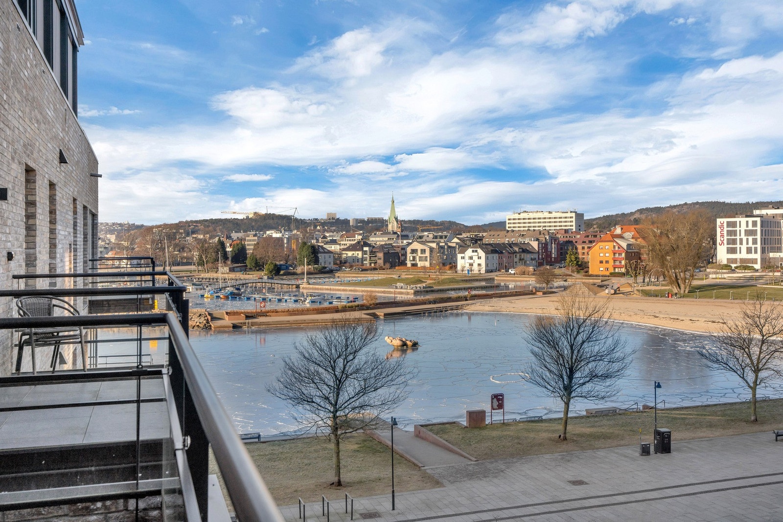 Balkong med kveldssol. Galleribilde