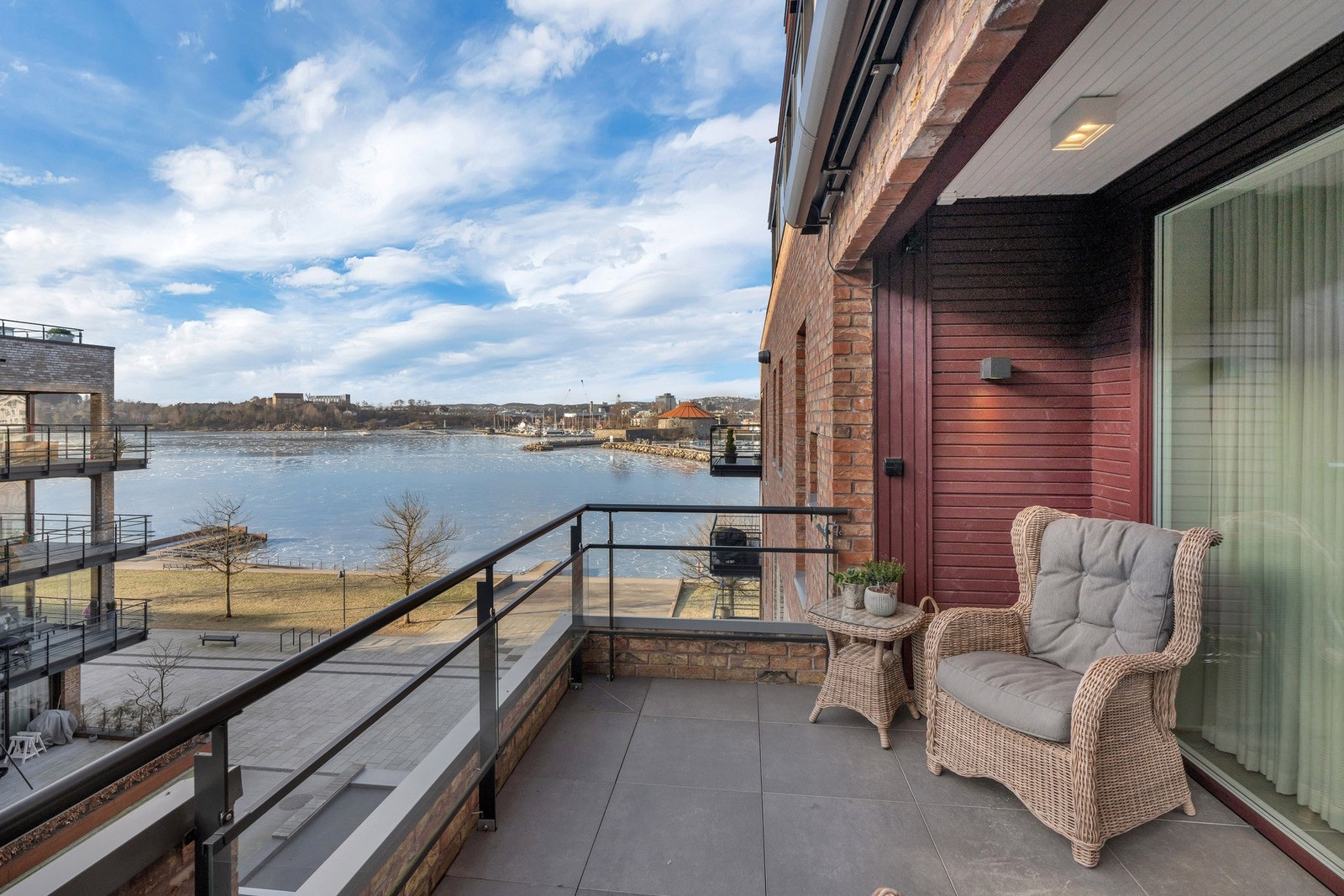 Balkong med sol fra tidlig på dagen med elektrisk markise, samt god belysning. Galleribilde