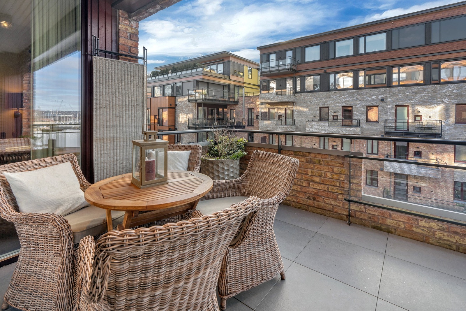 Balkongen er inntrukket og lun med god plass til utemøblement. Galleribilde